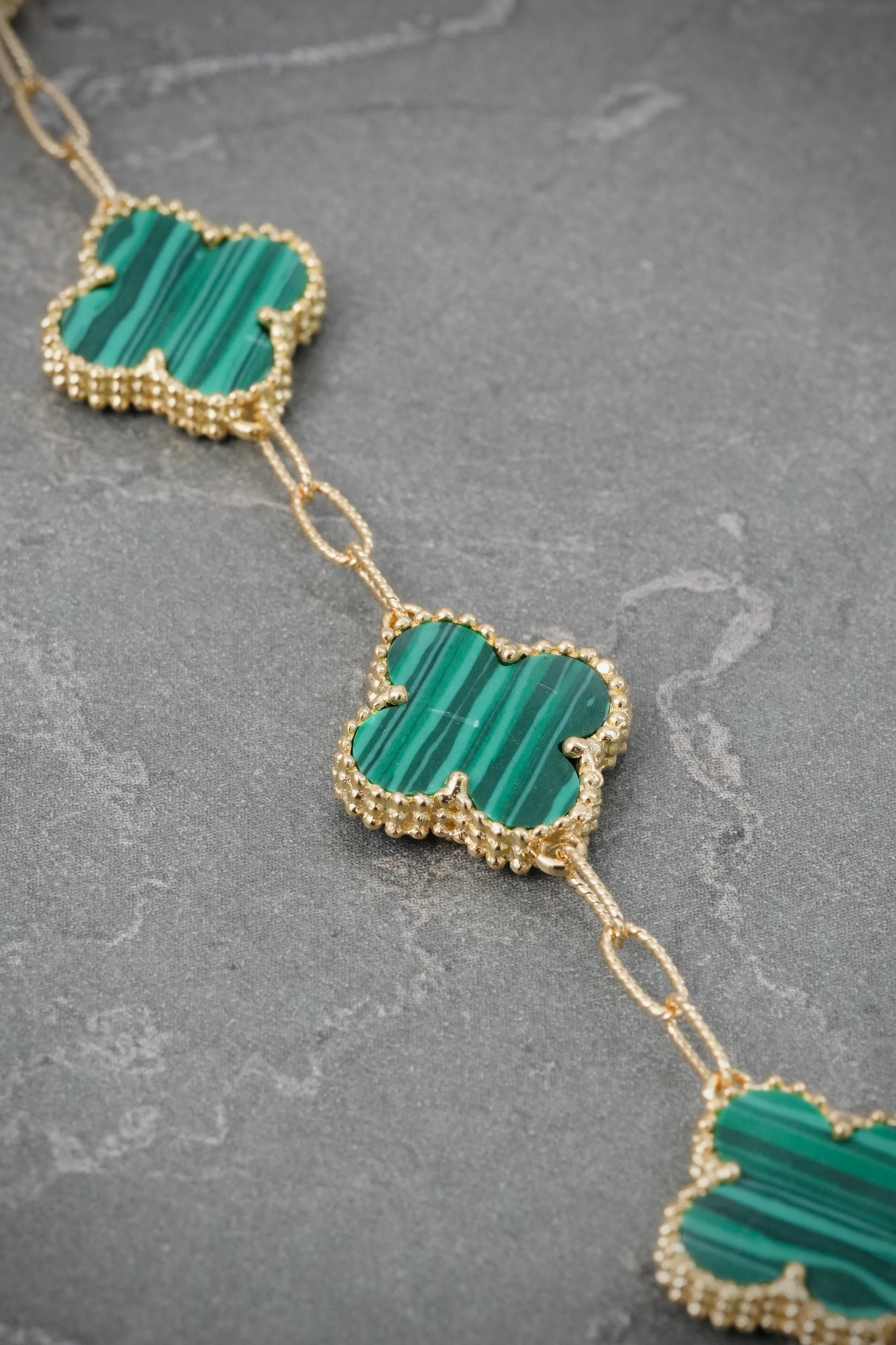 Pulso Lucky Clover con Piedra Verde 8gr / 18cm / 13.9mm — Oro Amarillo