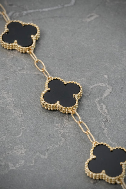 Pulso Lucky Clover con Piedra Negra 8.6gr / 19.5cm / 13.9mm — Oro Amarillo