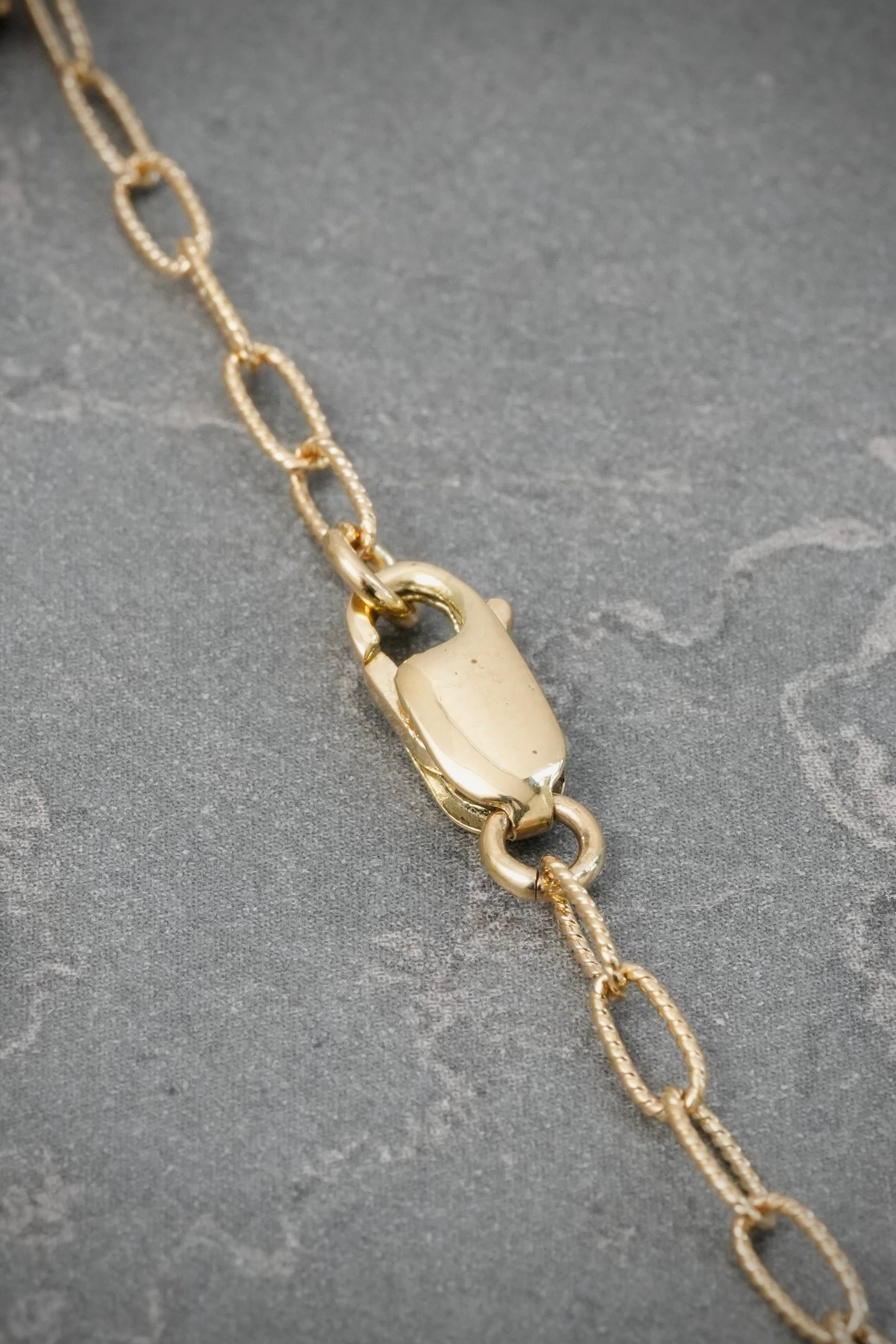 Pulso Lucky Clover con Piedra Negra 8.6gr / 19.5cm / 13.9mm — Oro Amarillo