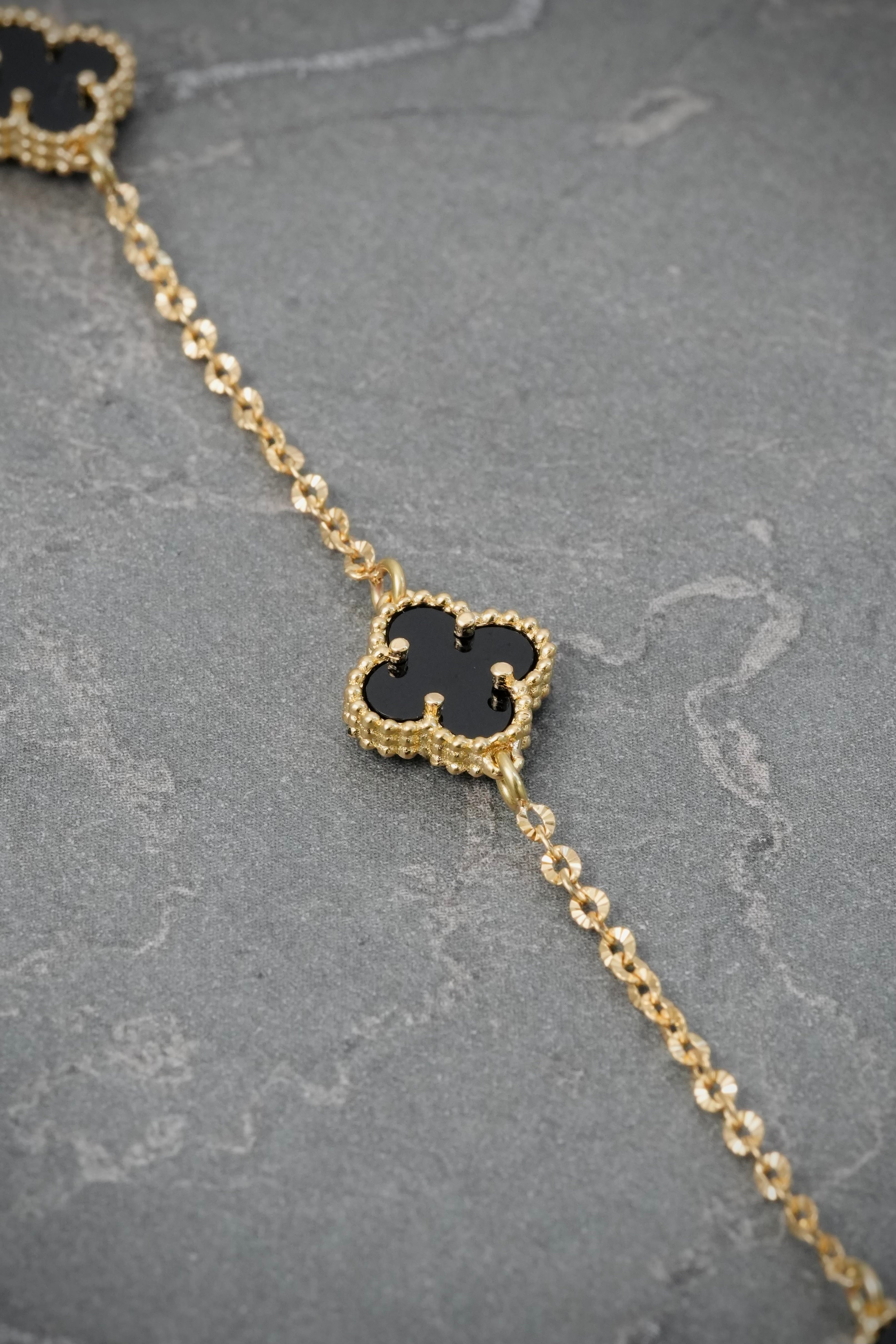 Pulso Lucky Clover con Piedra Negra 4.6gr / 18cm / 9.8mm — Oro Amarillo