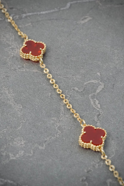 Pulso Lucky Clover con Piedra Roja 4.65gr / 19cm / 9.8mm — Oro Amarillo
