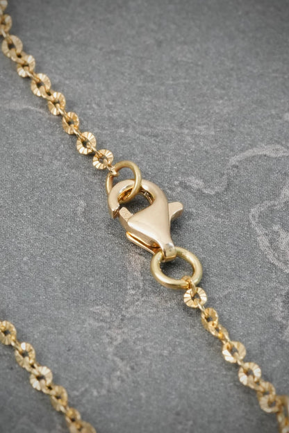 Pulso Lucky Clover con Piedra Roja 4.65gr / 19cm / 9.8mm — Oro Amarillo