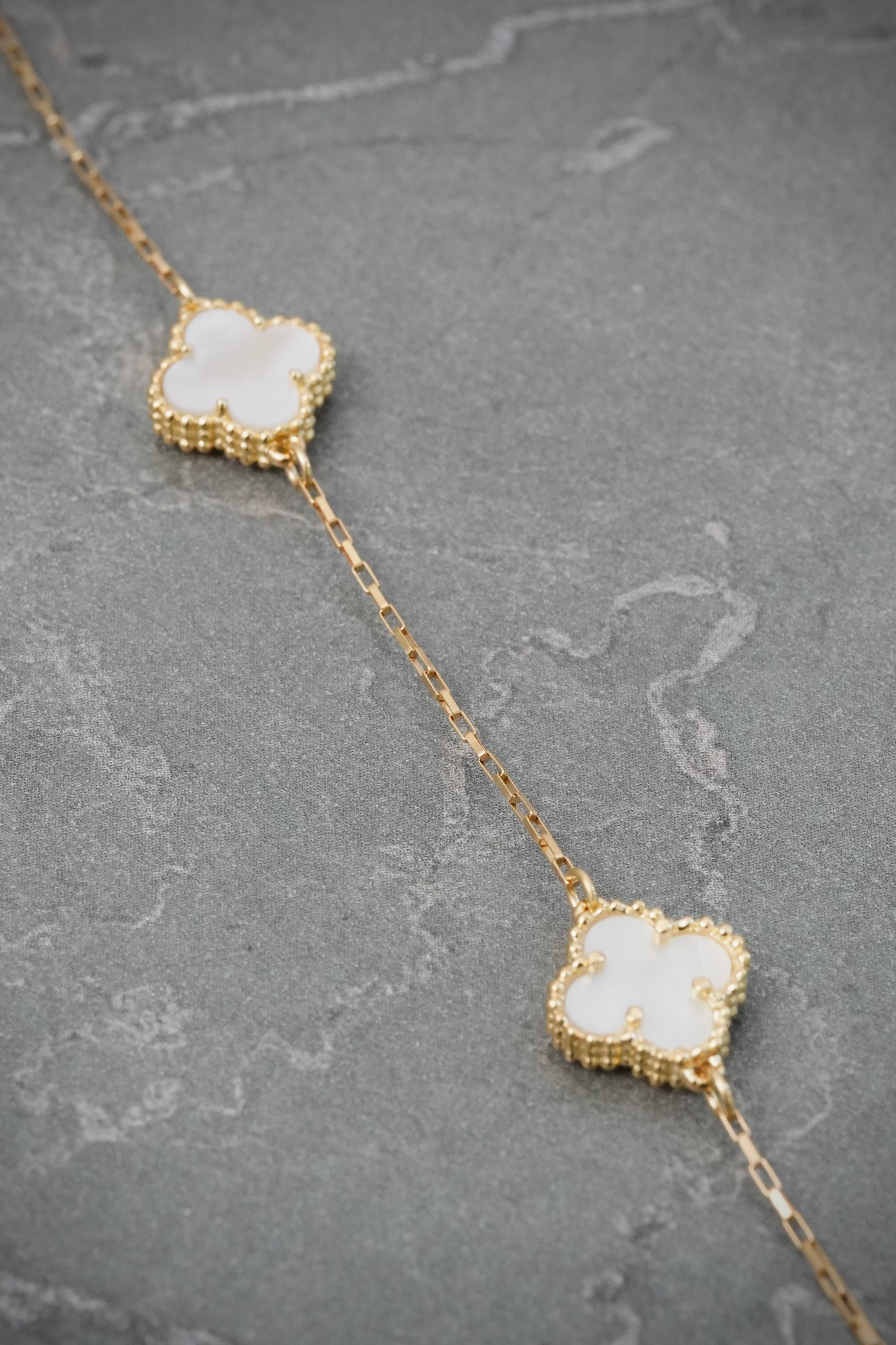 Pulso Lucky Clover Piedra Blanca 4.2gr / 18.5cm / 9.8mm — Oro Amarillo