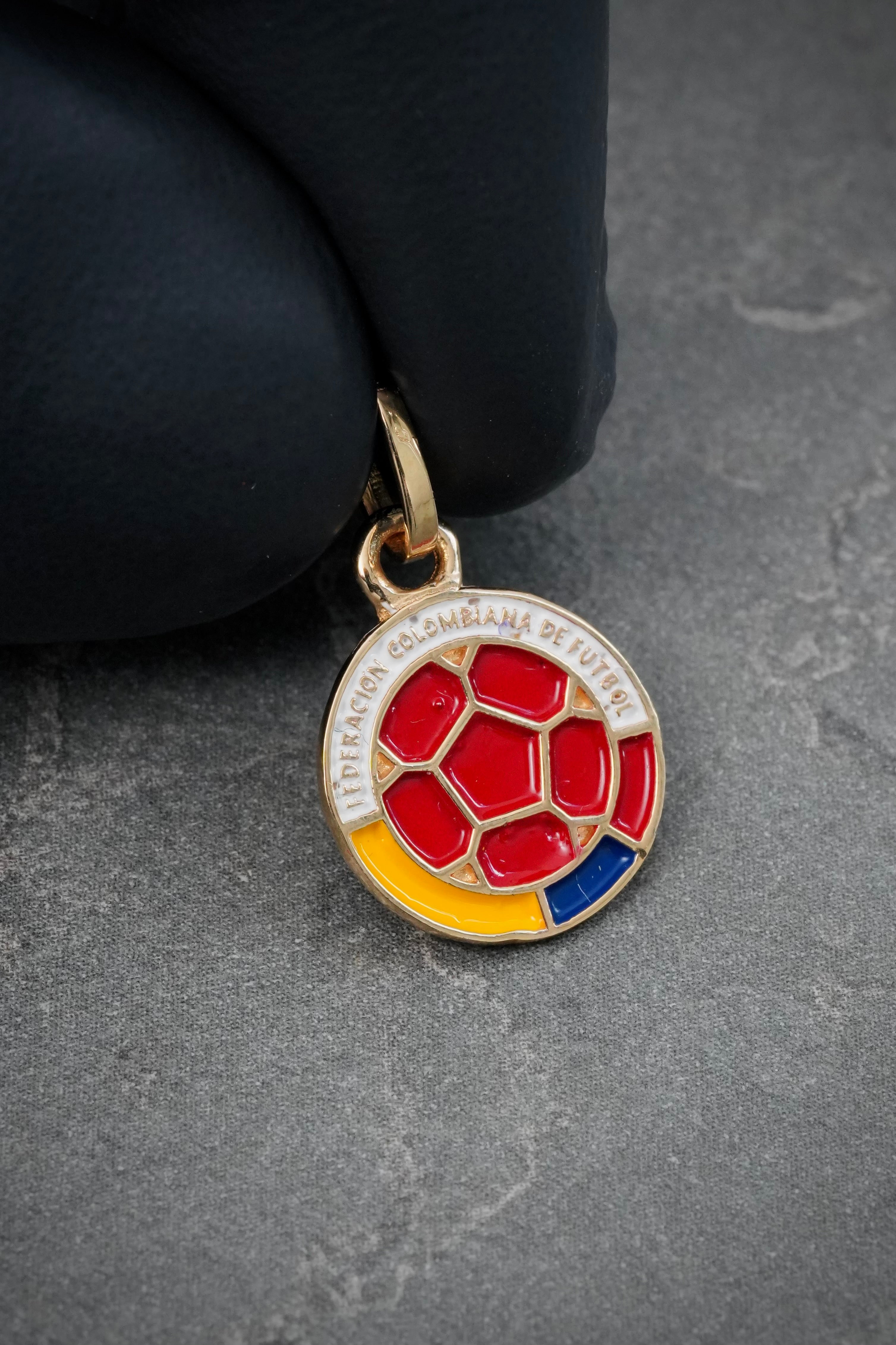 Dije Selección Colombia 1.1gr / 2cm / 11.8mm — Oro Amarillo