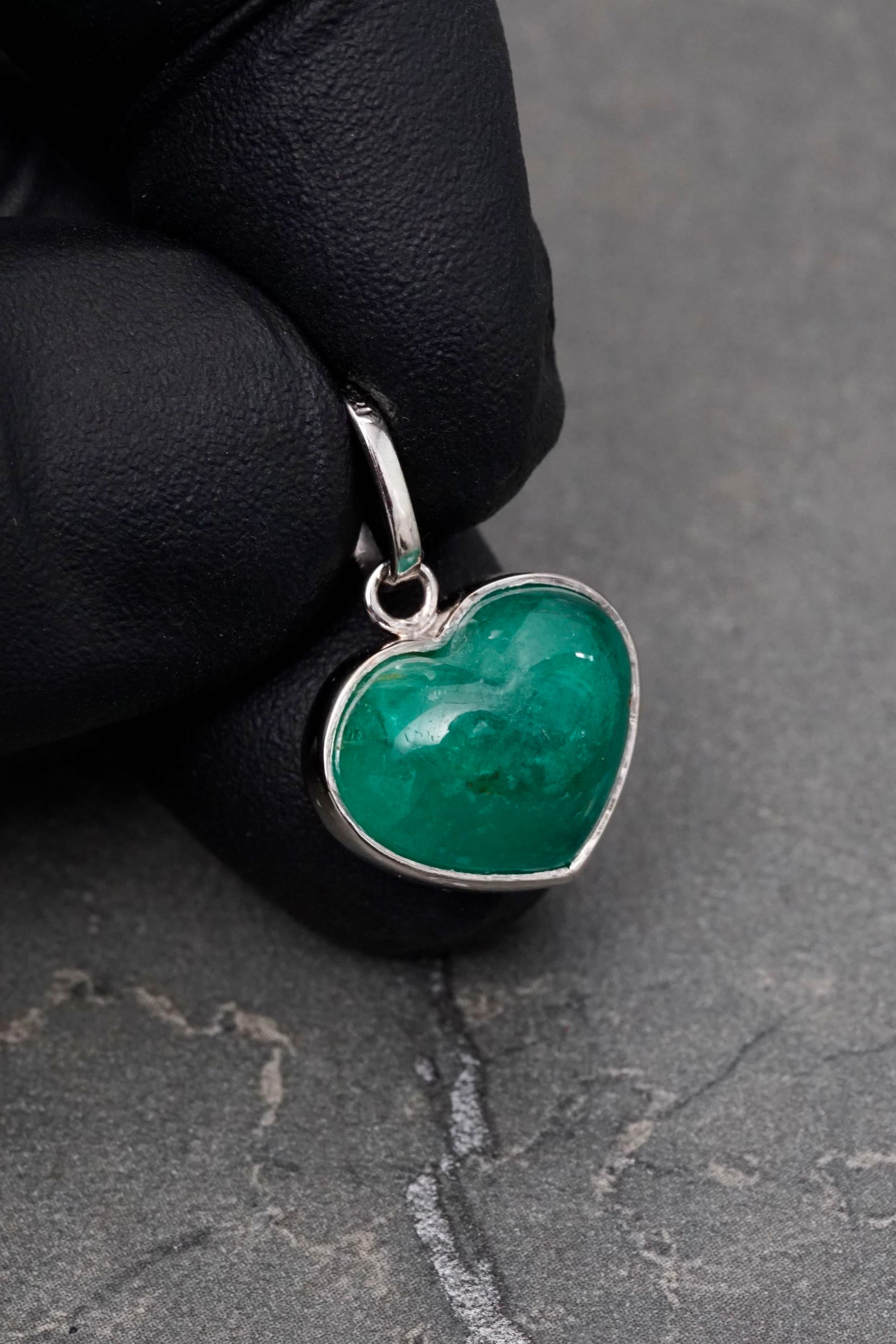 Dije corazon 300pts de esmeralda 2.9gr / Largo 2.2cm / Oro Blanco (Joya) M