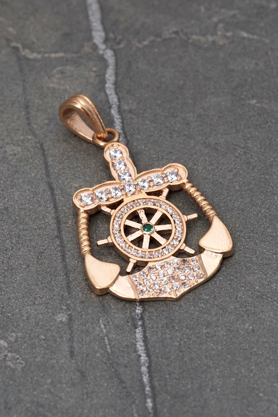 Dije ancla con timon swarovski verde y blanco 6.7gr / Largo 3.9cm — Oro Rosado