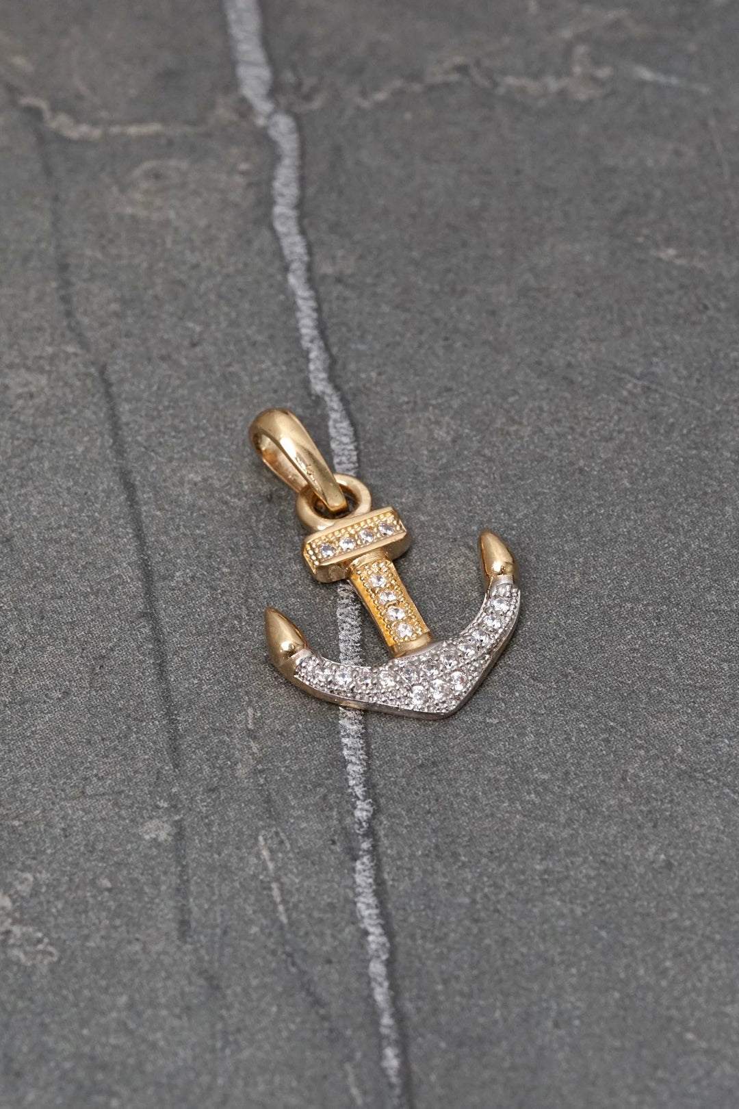 Dije ancla con swarovski blanco 1.55gr / Largo 2.2cm — Oro Amarillo