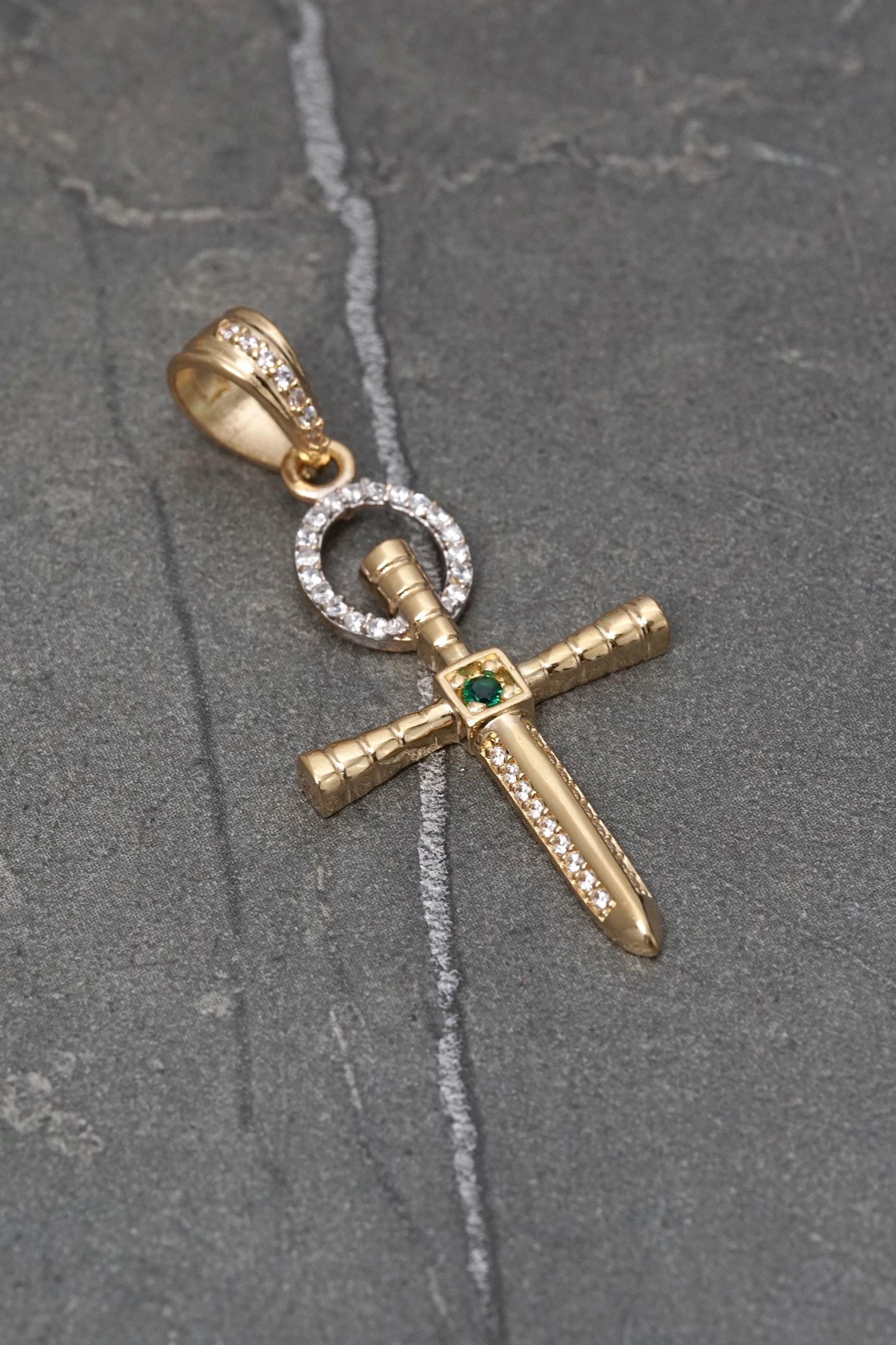 Dije cruz clavo con swarovski verde y blanco 3.55gr / Largo 4.2cm — Oro Amarillo