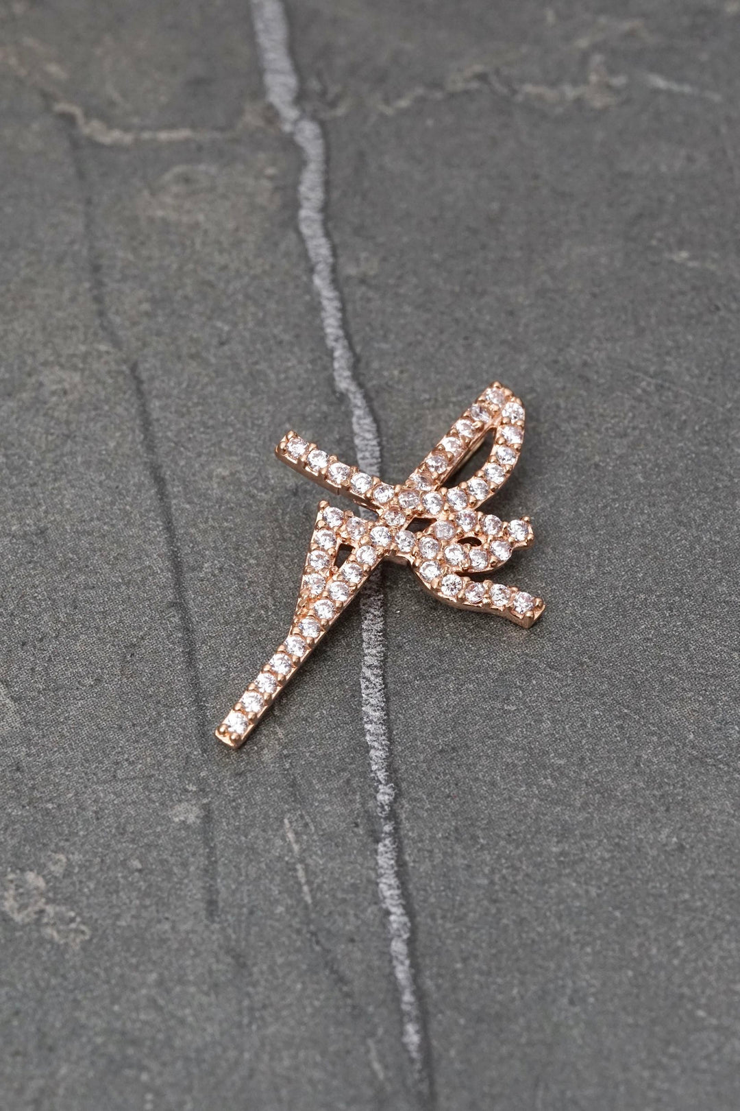 Dije fe con swarovski blanco 1.9gr / Largo 2.7cm — Oro Rosado