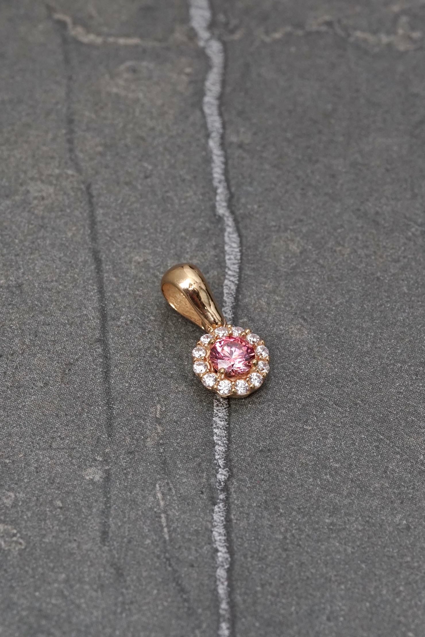 Dije flor con swarovski rosado y blanco 0.95gr / Largo 1.3cm — Oro Amarillo