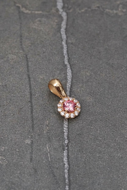 Dije flor con swarovski rosado y blanco 0.95gr / Largo 1.3cm — Oro Amarillo