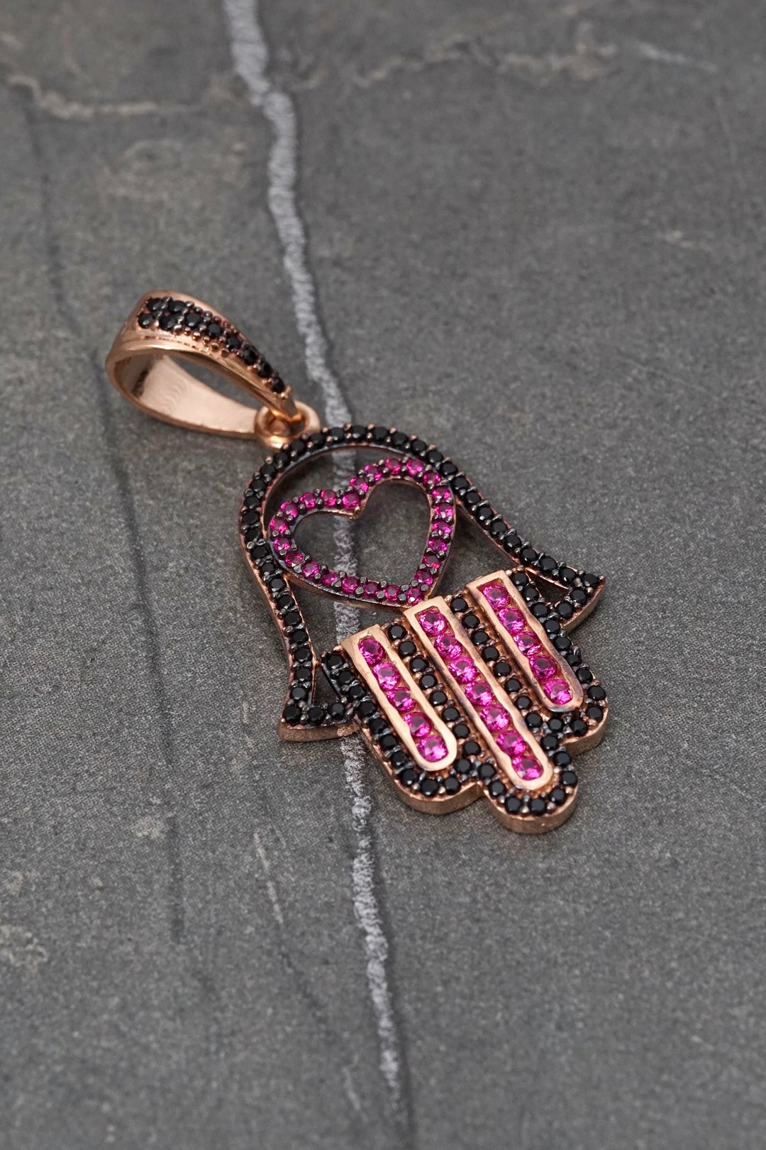 Dije mano hs con swarovski negro y fucsia 4.4gr / Largo 4cm — Oro Rosado