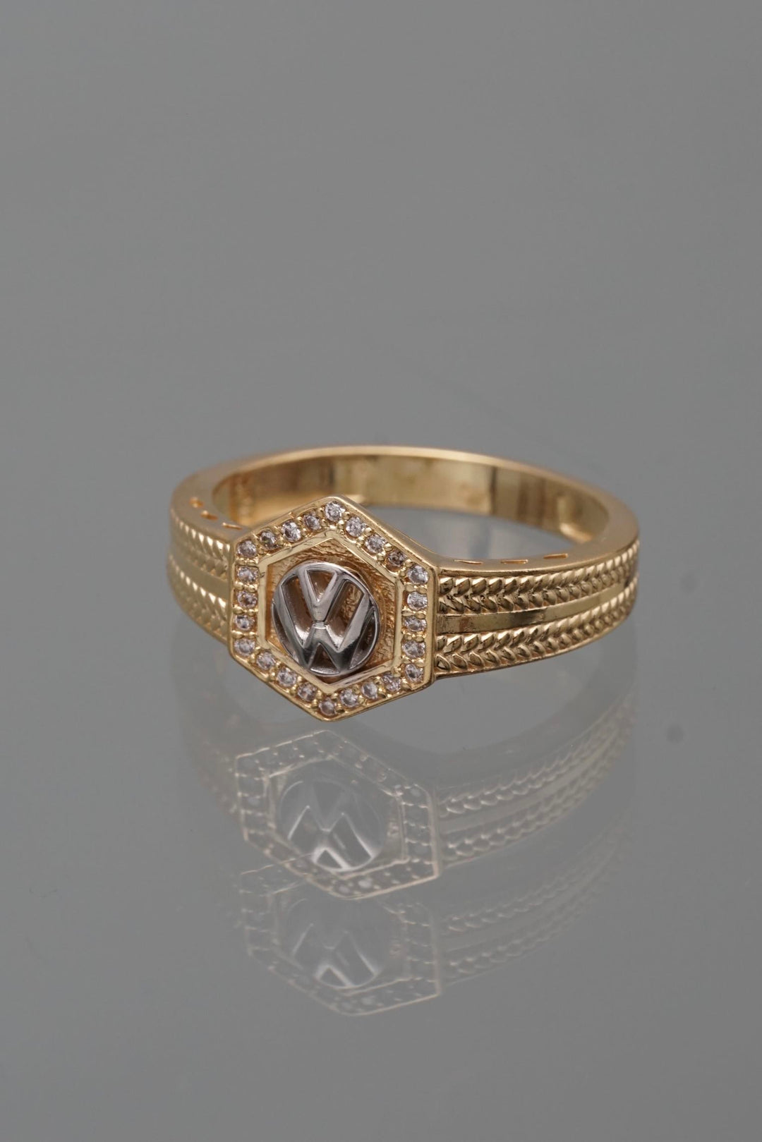 Anillo volkswagen con swarovski blanco 5.25gr / Talla 8 3/4  — Dos Oros