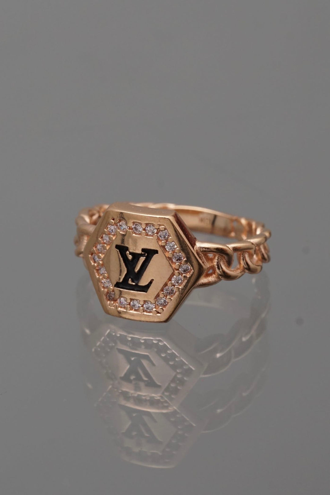 Anillo lv con swarovski blanco 3.7gr / Talla 6 — Oro Rosado