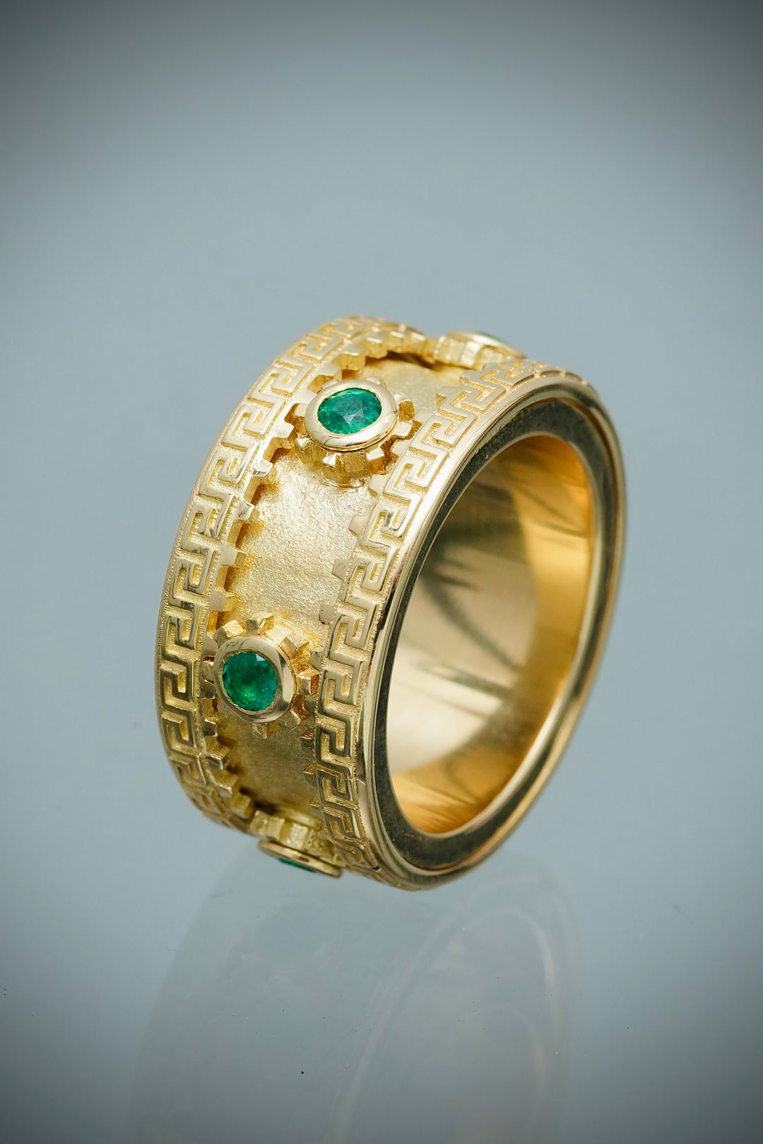 Anillo mecanico con 89pts de esmeraldas 38.1gr / Talla 12 — Oro Amarillo