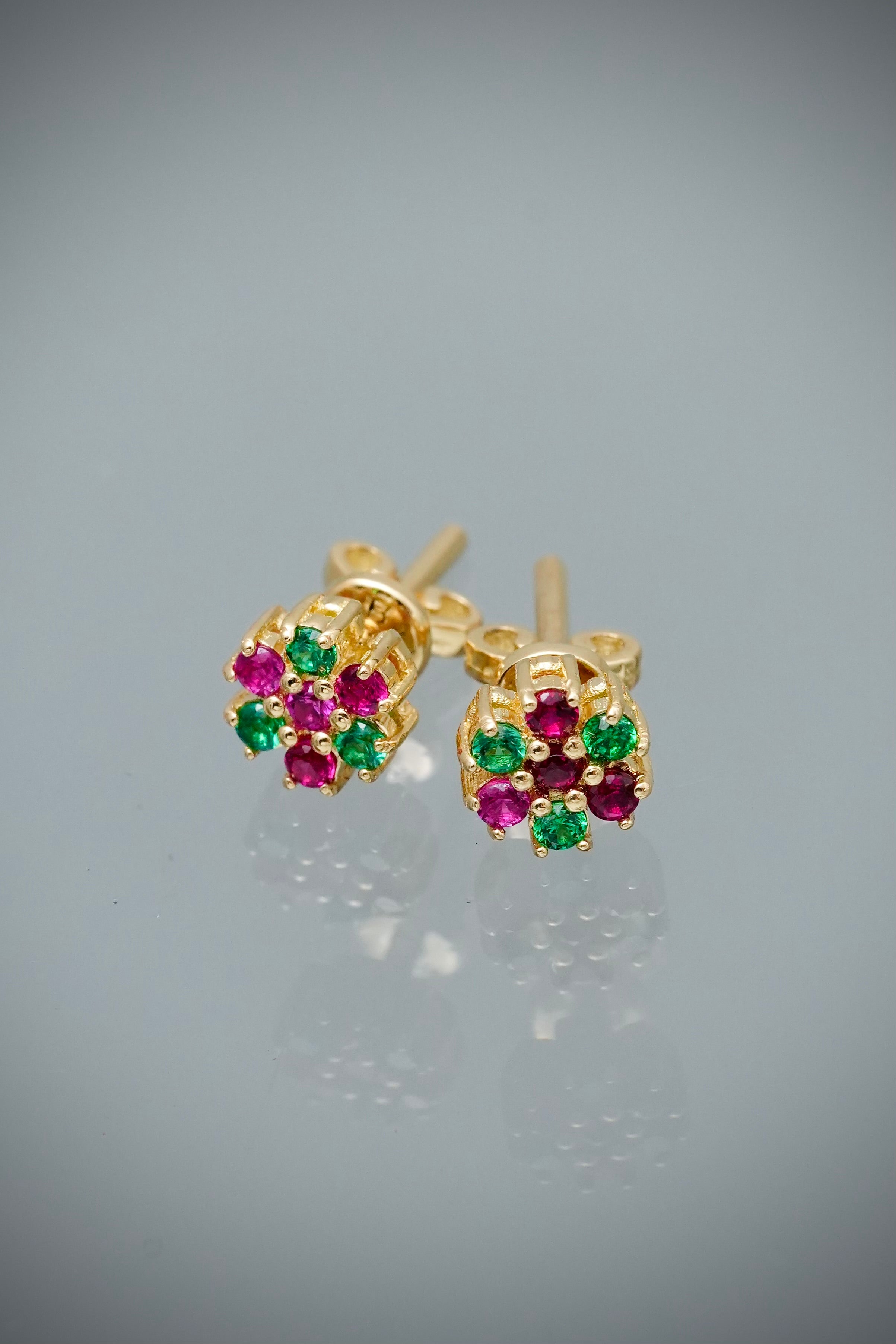 Topos flor con swarovski fucsia y verde 1.6gr / Largo 0.5cm / Oro Amarillo Nac M