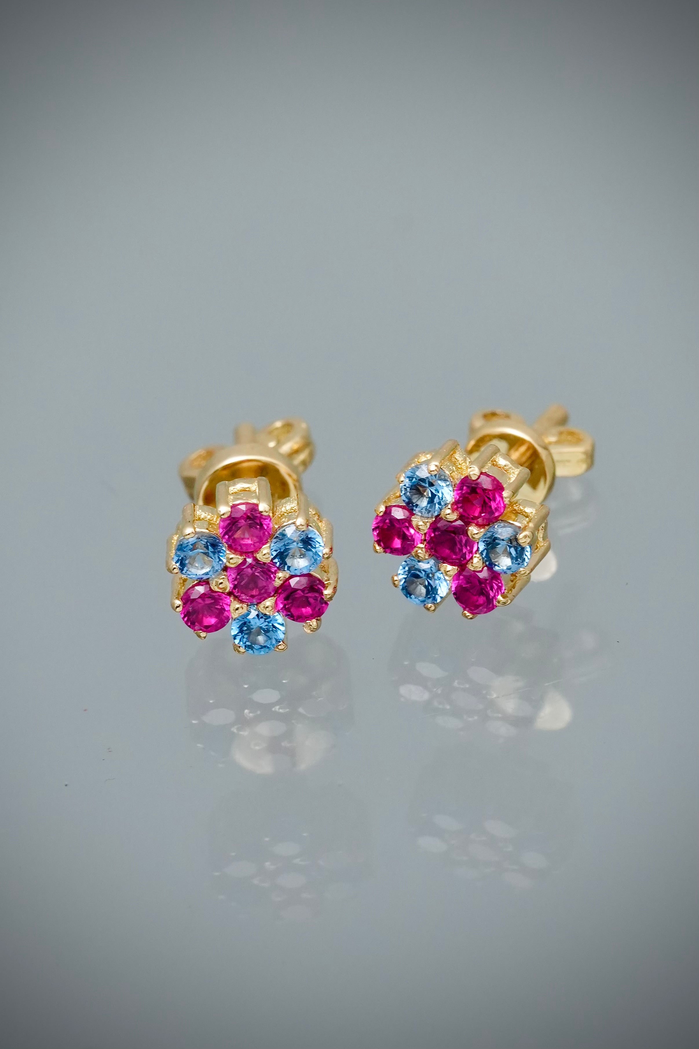 Topos flor con swarovski fucsia y azul 2.2gr / Largo 0.6cm — Oro Amarillo
