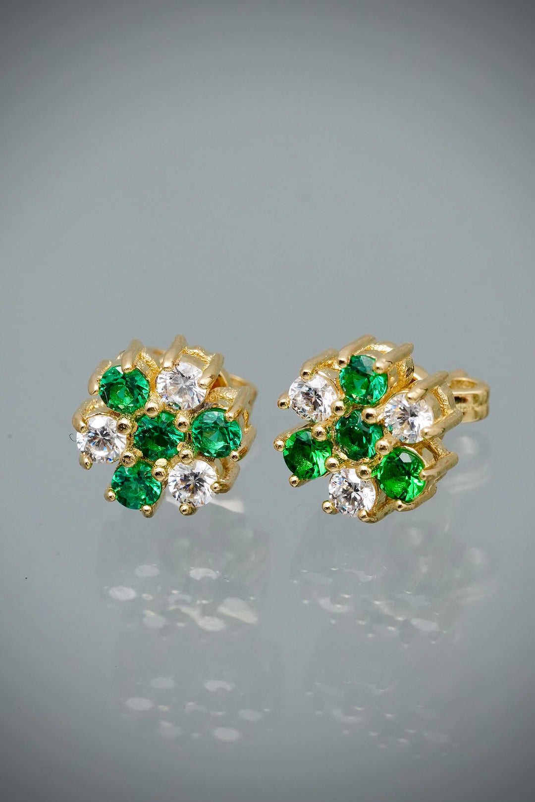 Topos flor con swarovski verde y blanco 4.95gr / Largo 0.8cm — Oro Amarillo