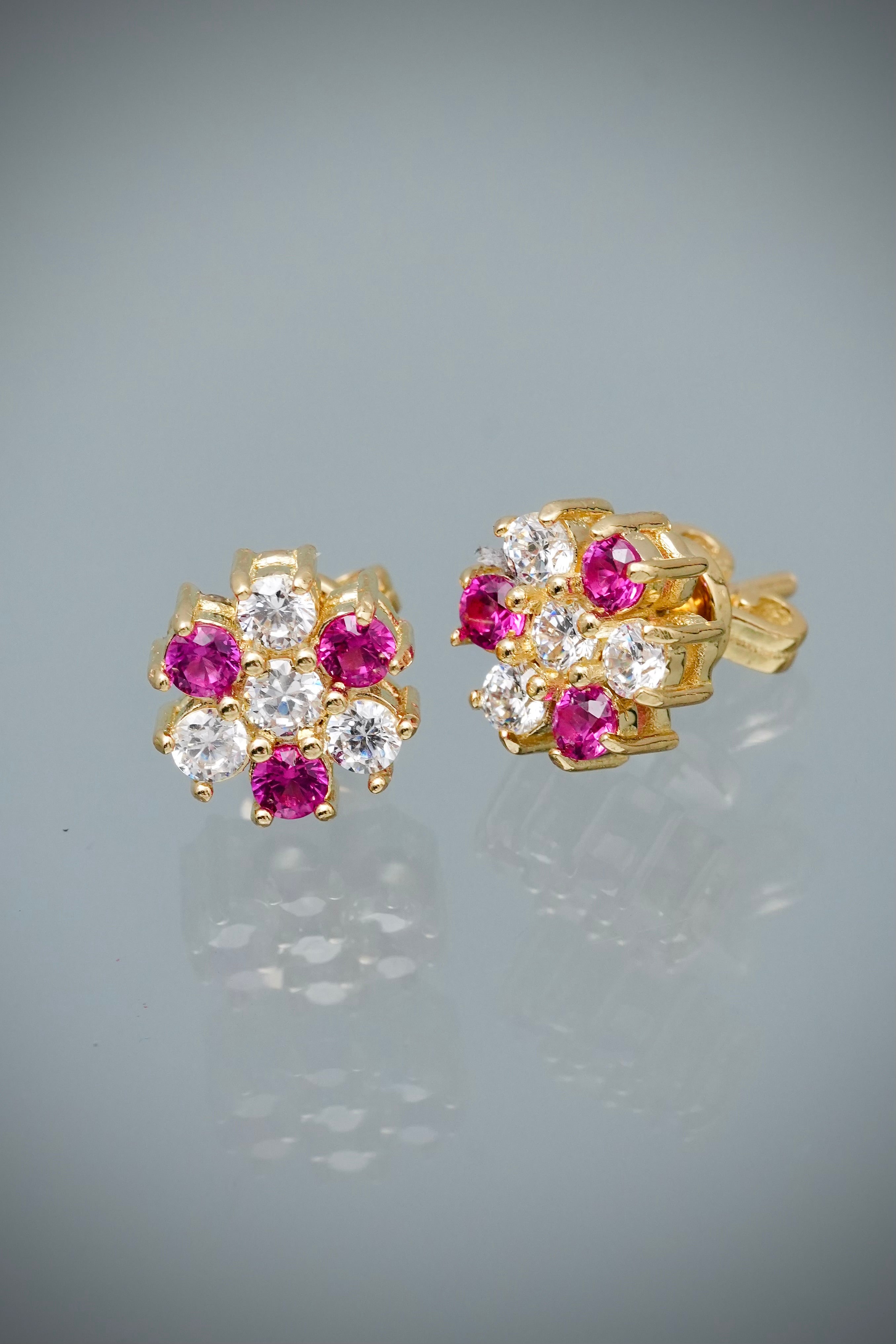 Topos flor con swarovski fucsia y blanco 5.1gr / Largo 0.8cm — Oro Amarillo