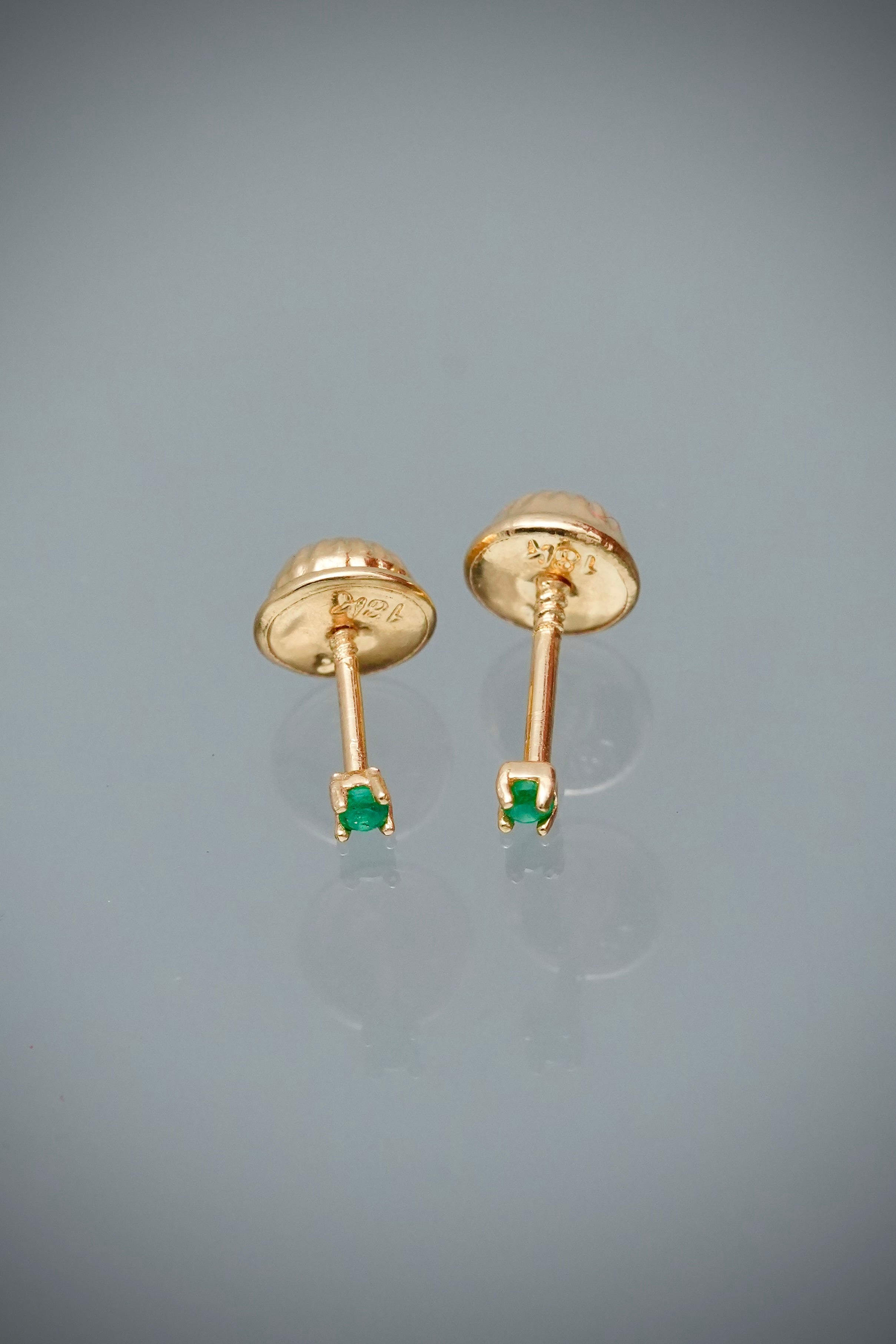 Topos con 3pts de esmeralda 0.4gr / Largo 0.18cm / Oro Amarillo (Joya) M