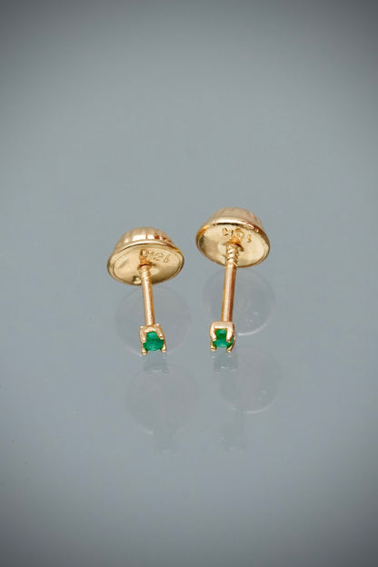 Topos con 3pts de esmeralda 0.4gr / Largo 0.18cm / Oro Amarillo (Joya) B