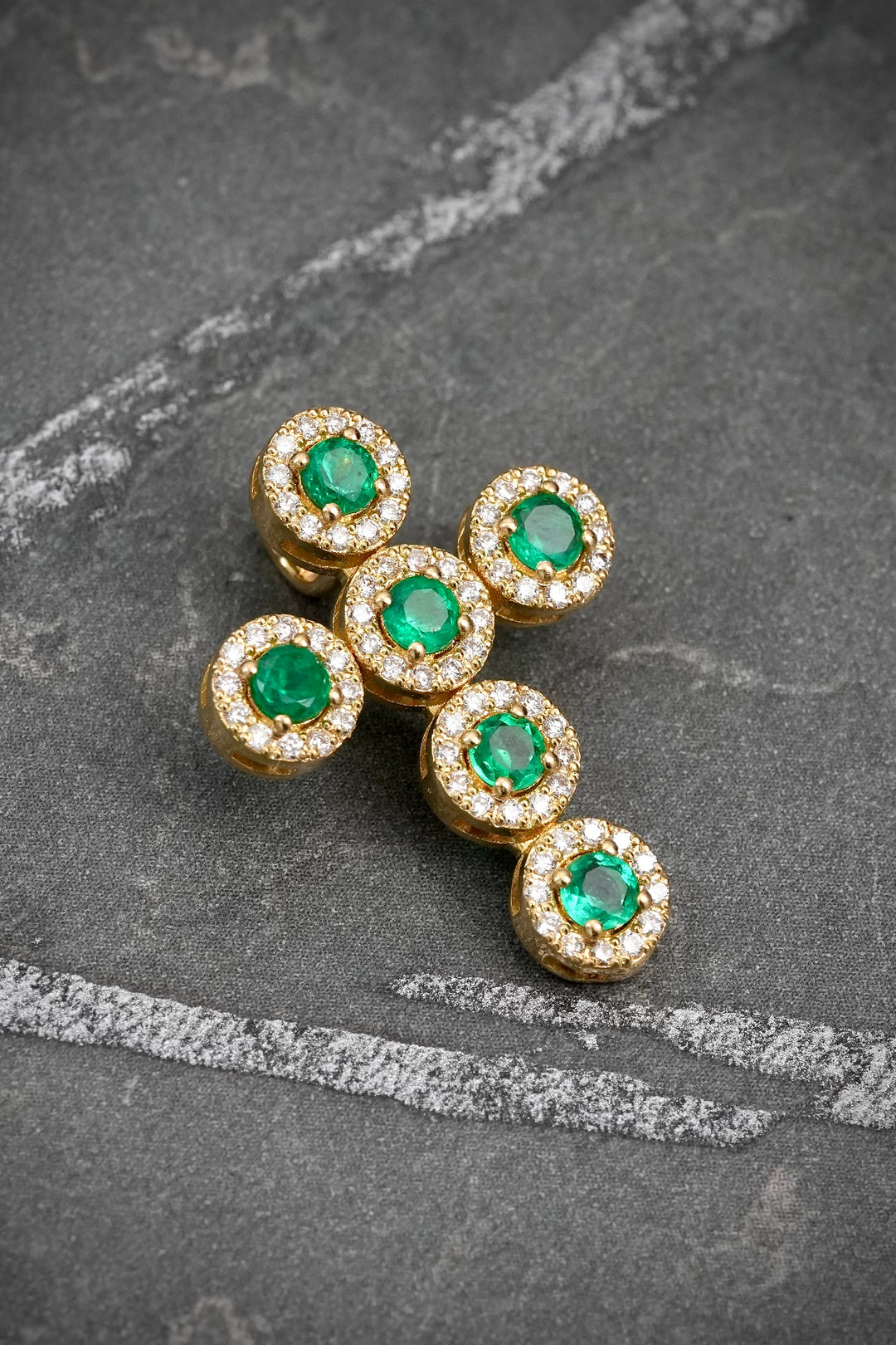 Dije cruz con 52pts de esmeralda y 72pts de diamantes 3.4gr / Largo 2.3cm — Oro Amarillo