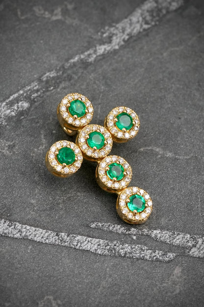 Dije cruz con 52pts de esmeralda y 72pts de diamantes 3.4gr / Largo 2.3cm — Oro Amarillo