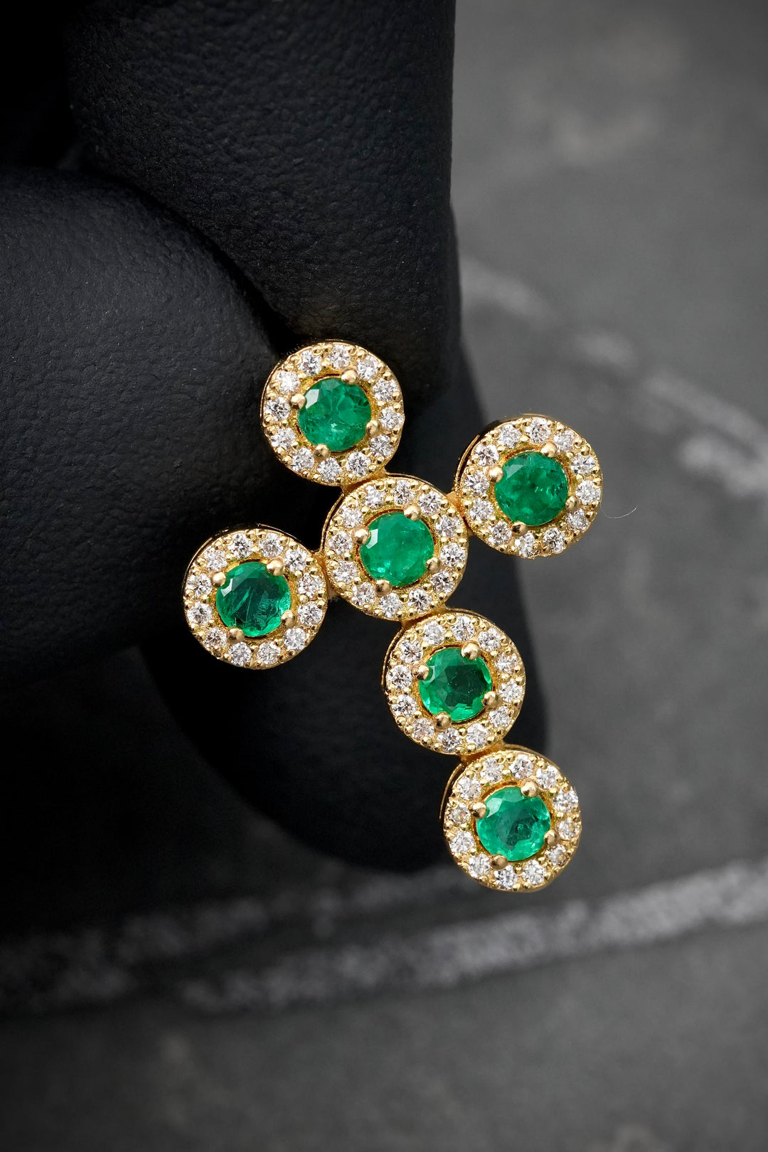 Dije cruz con 52pts de esmeralda y 72pts de diamantes 3.4gr / Largo 2.3cm — Oro Amarillo