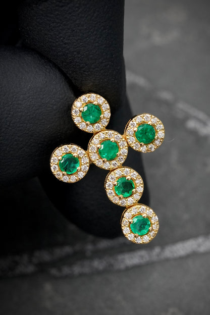 Dije cruz con 52pts de esmeralda y 72pts de diamantes 3.4gr / Largo 2.3cm — Oro Amarillo