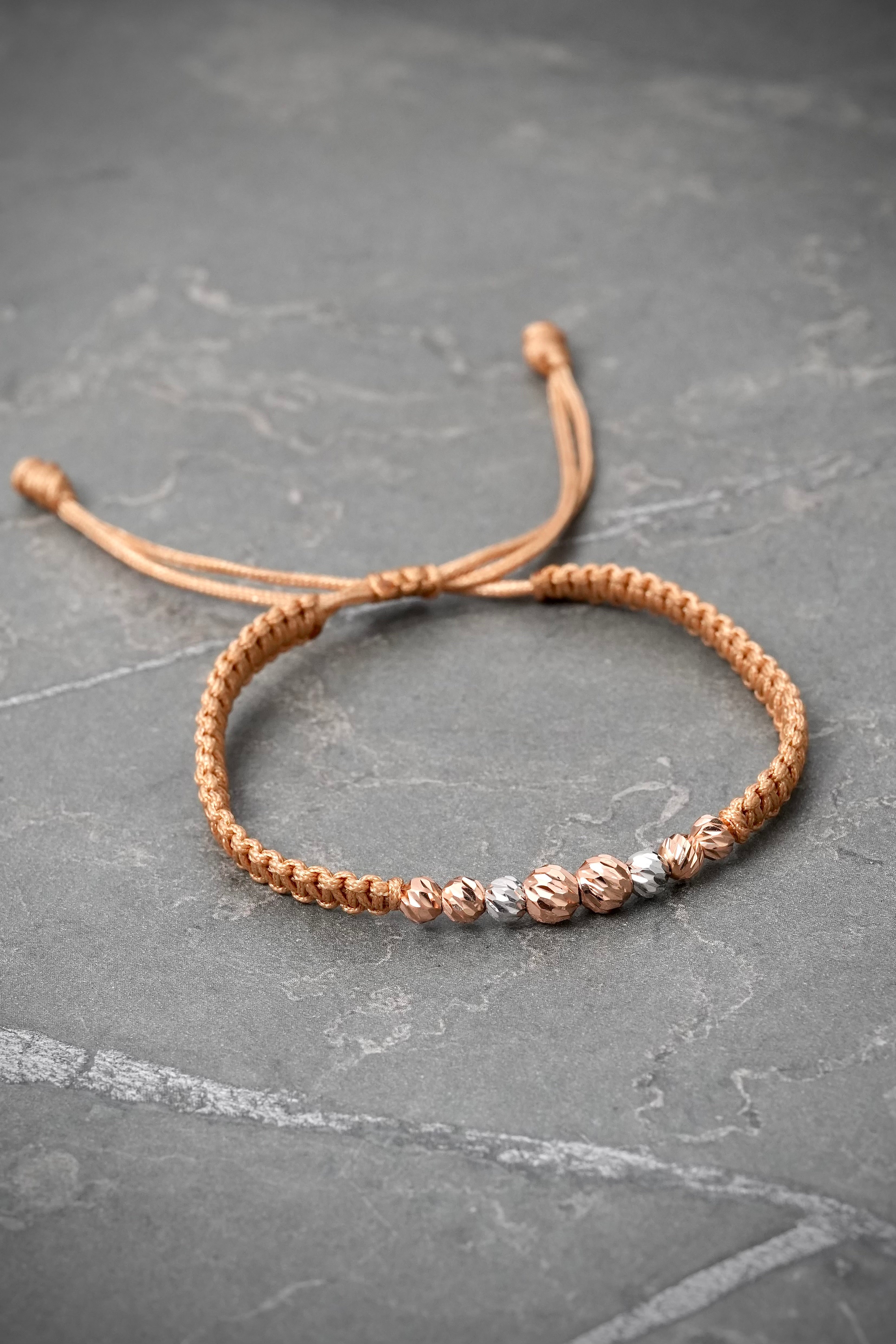 Pulsera en hilo beige con bolas diamantadas 0.75gr / Dos Oros (Joya) M
