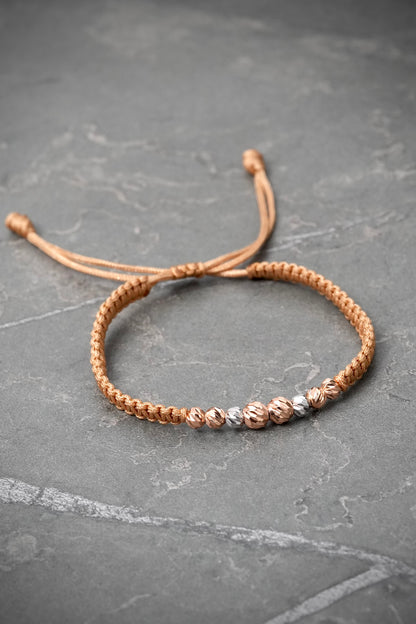 Pulsera en hilo beige con bolas diamantadas 0.75gr / Dos Oros (Joya) M