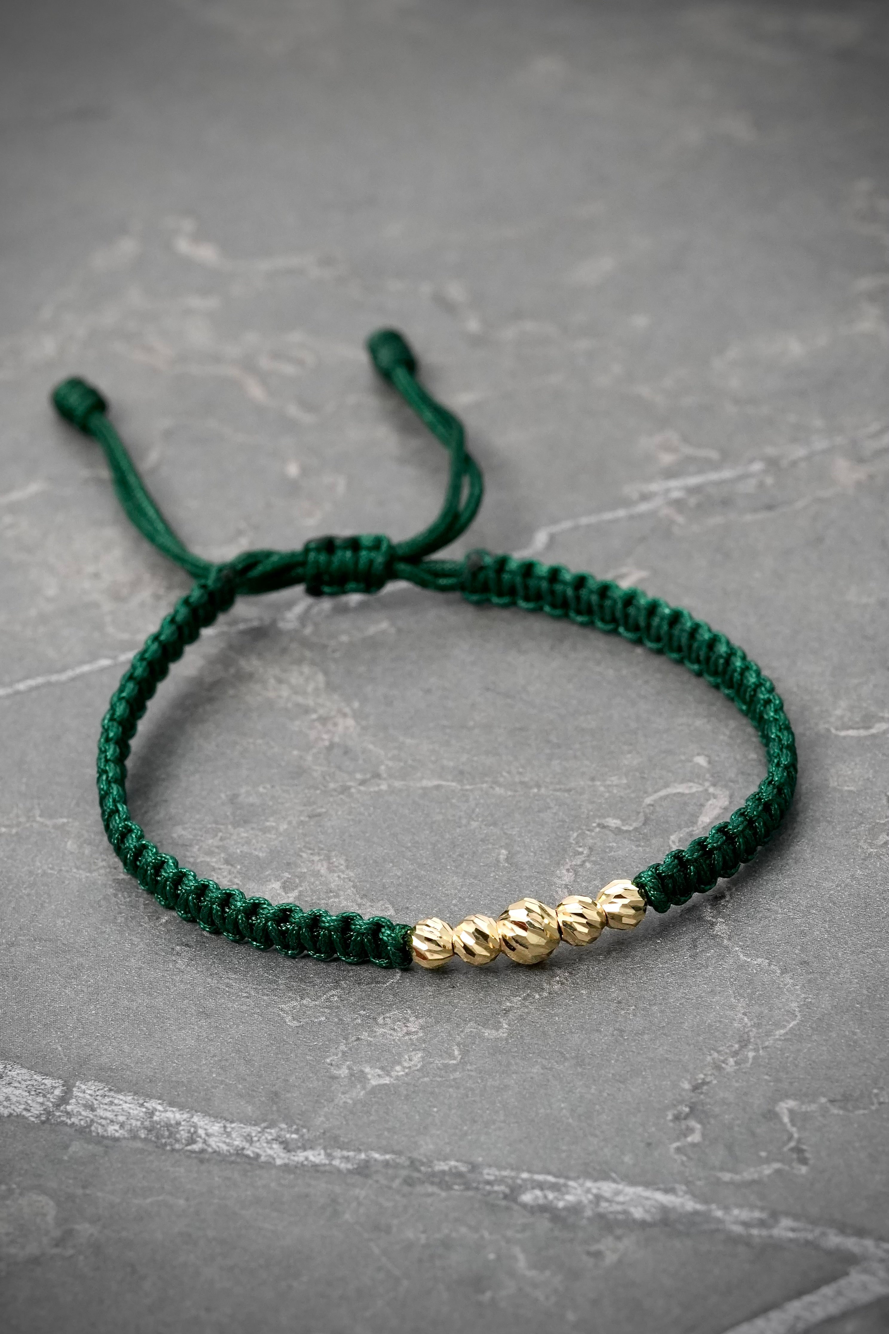 Pulsera en hilo verde con bolas diamantadas 0.45gr / Oro Amarillo (Joya) M