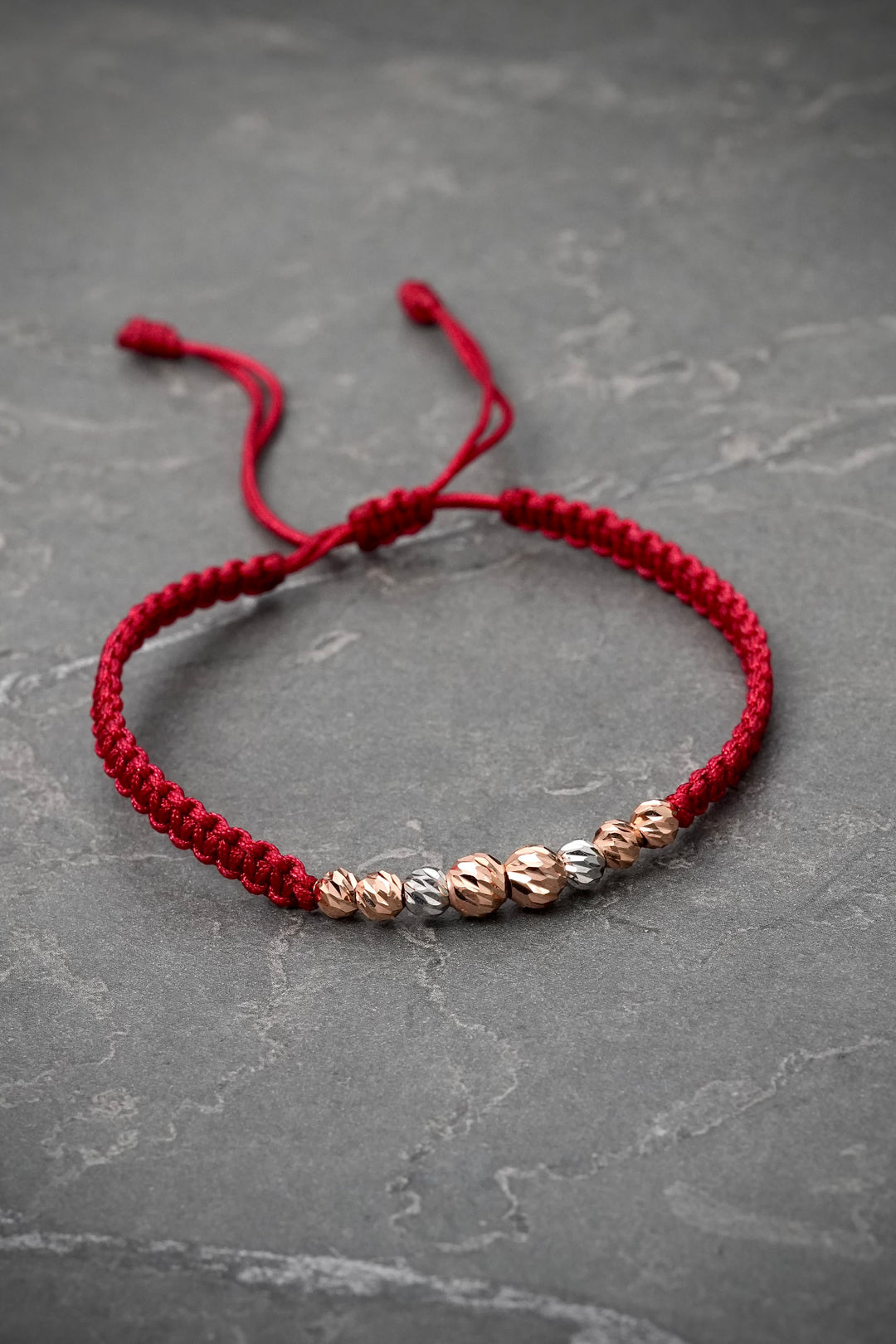Pulsera en hilo vino tinto con bolas diamantadas 0.75gr — Dos Oros