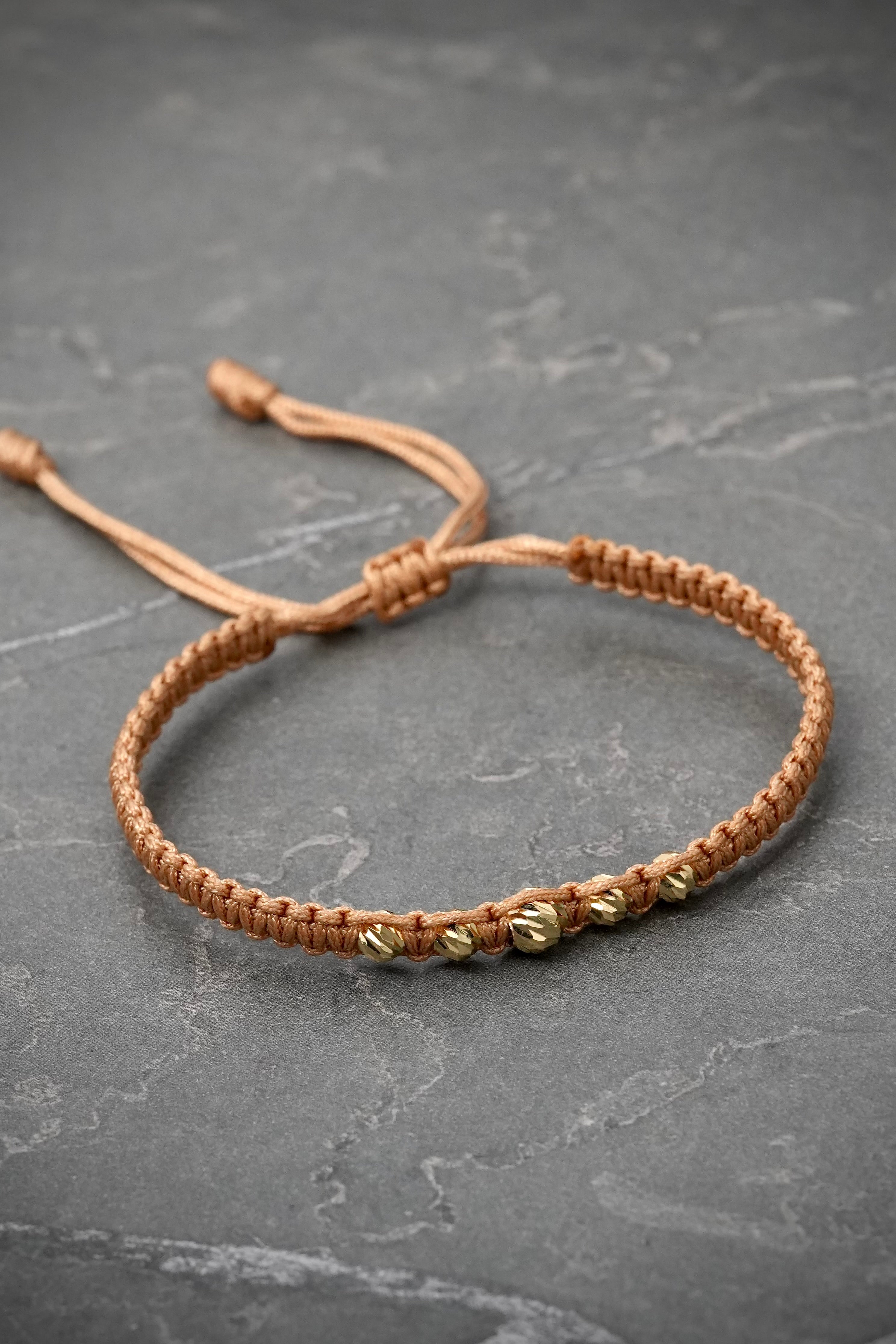 Pulsera en hilo beige con bolas diamantadas 0.45gr / Oro Amarillo (Joya) M