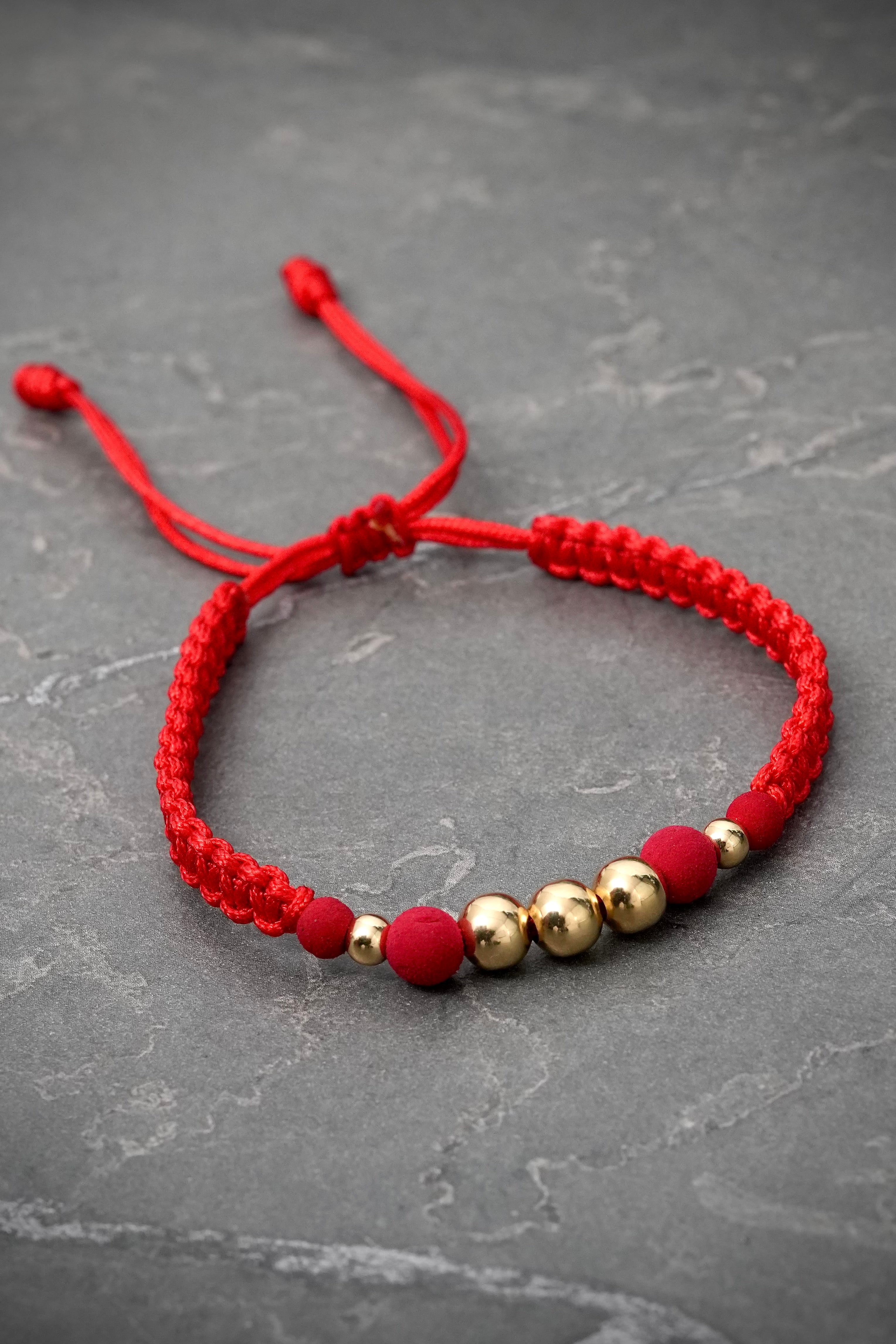 Pulsera en hilo rojo con bolas lisas 0.75gr / Oro Amarillo (Joya) M