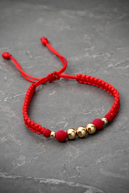 Pulsera en hilo rojo con bolas lisas 0.75gr — Oro Amarillo