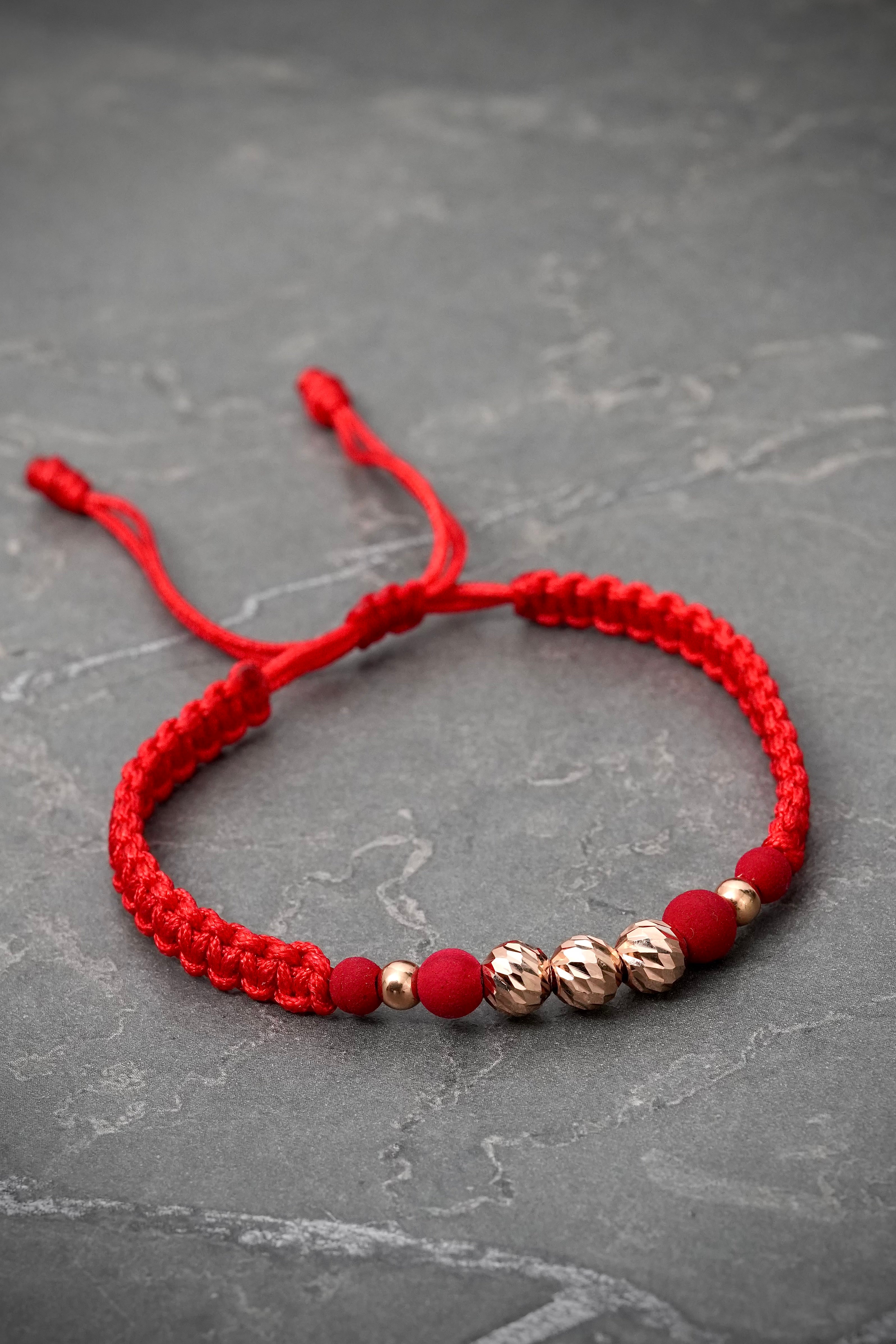 Pulsera en hilo rojo con bolas diamantadas y lisas 0.75gr / Oro Rosado (Joya) M