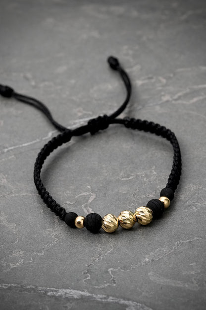 Pulsera en hilo negro con bolas diamantadas y lisas 0.75gr — Oro Amarillo