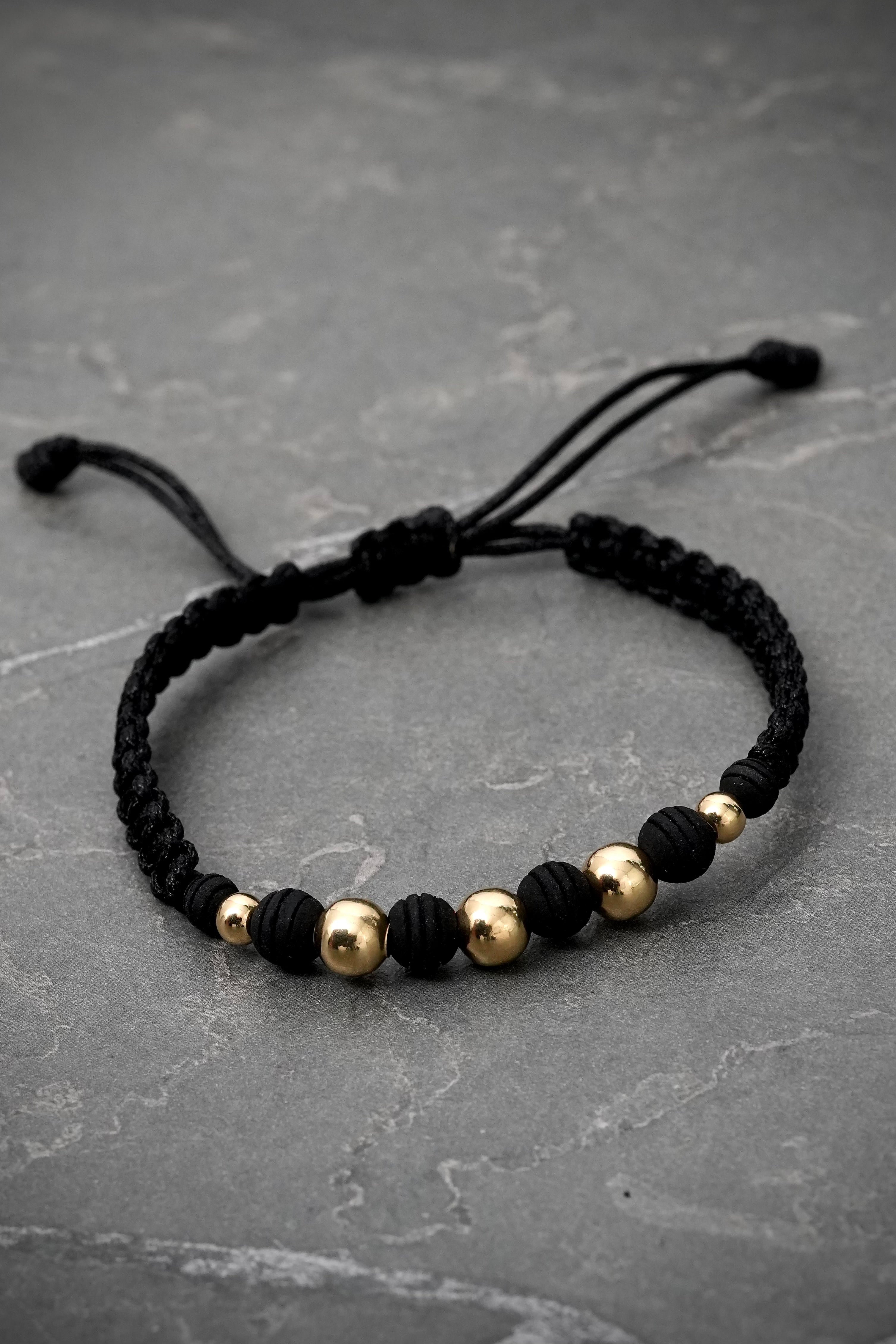 Pulsera en hilo negro con bolas lisas 0.75gr — Oro Amarillo
