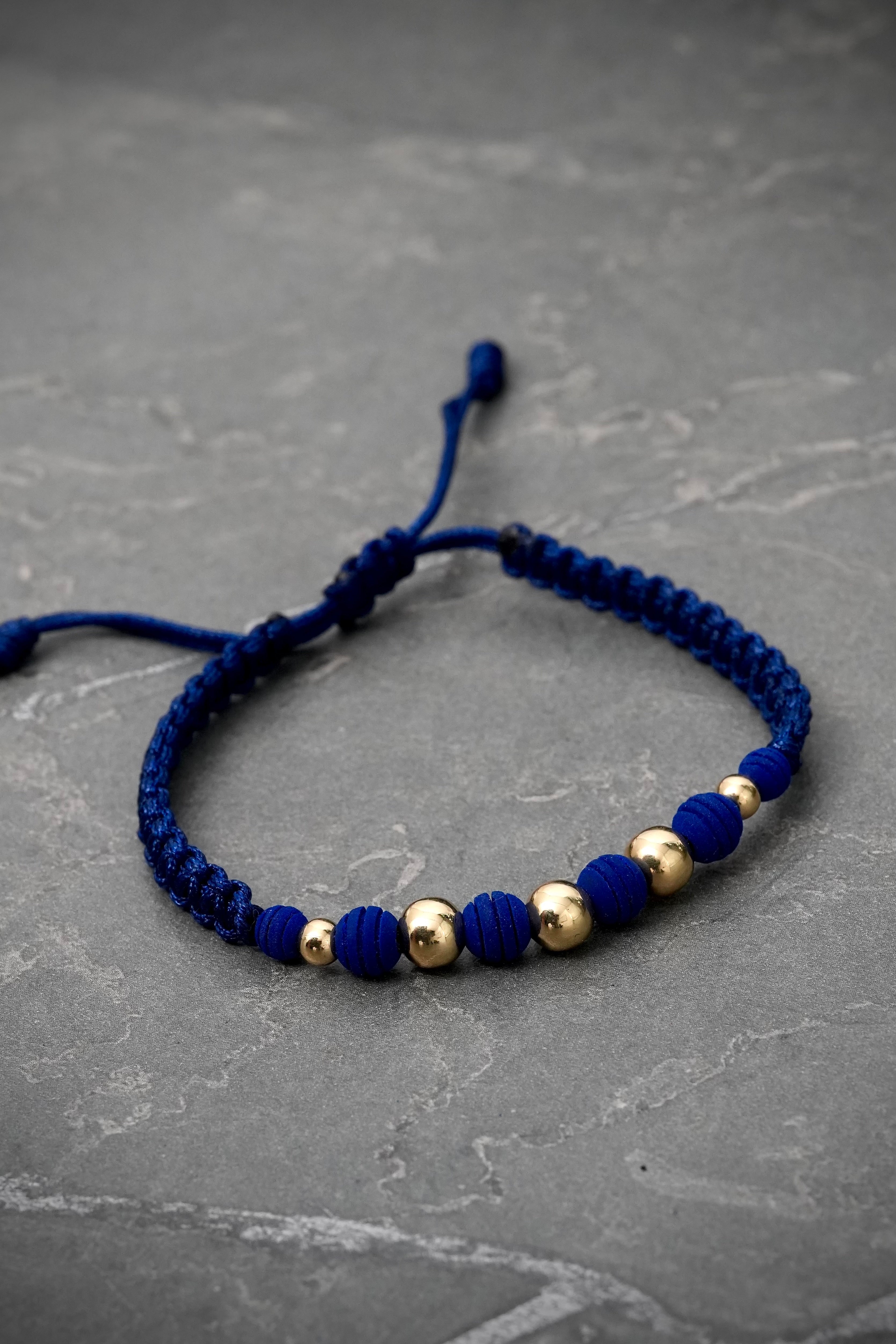 Pulsera en hilo azul con bolas lisas 0.75gr — Oro Amarillo