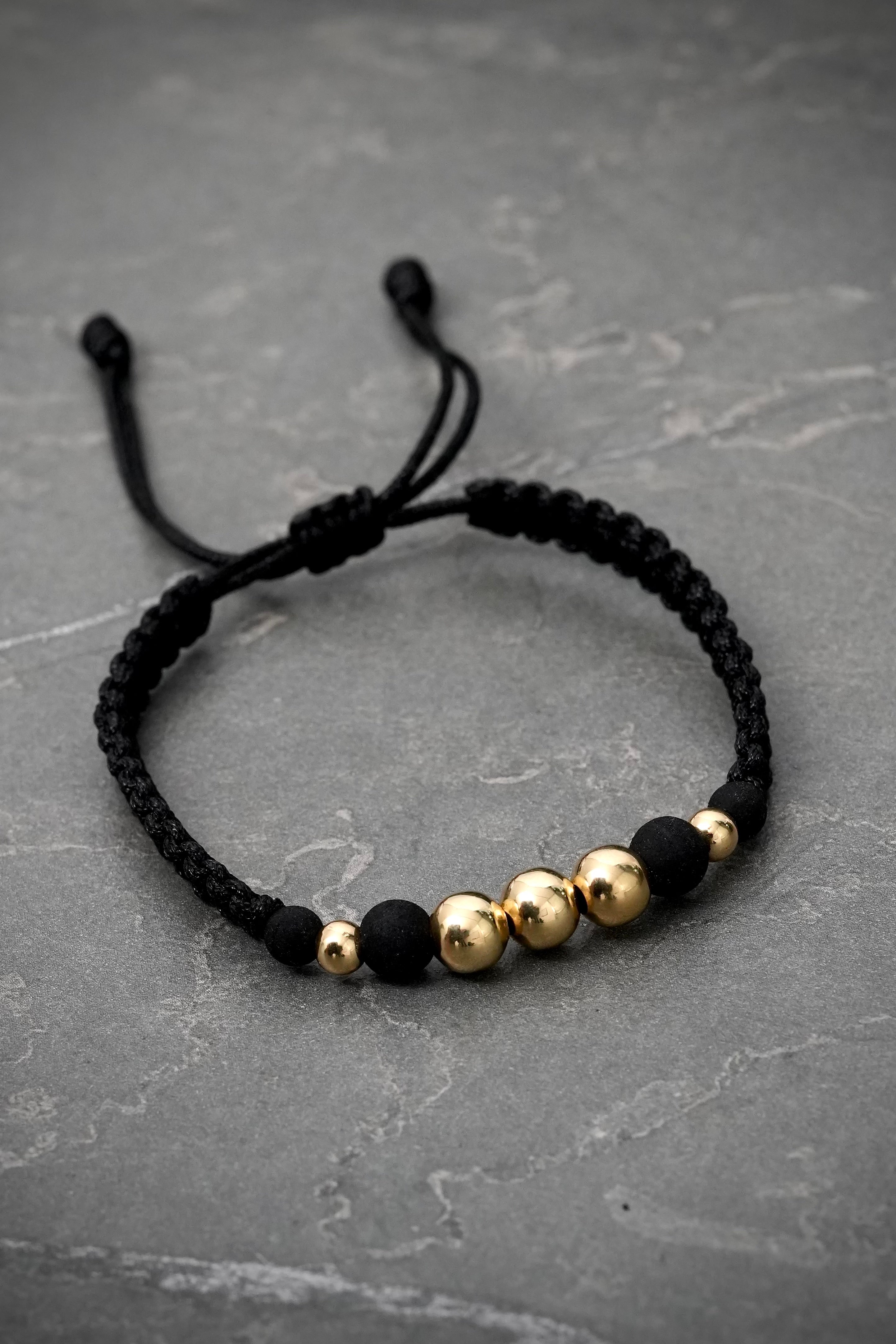 Pulsera hilo negro con bolas lisas. 0.75gr — Oro Amarillo