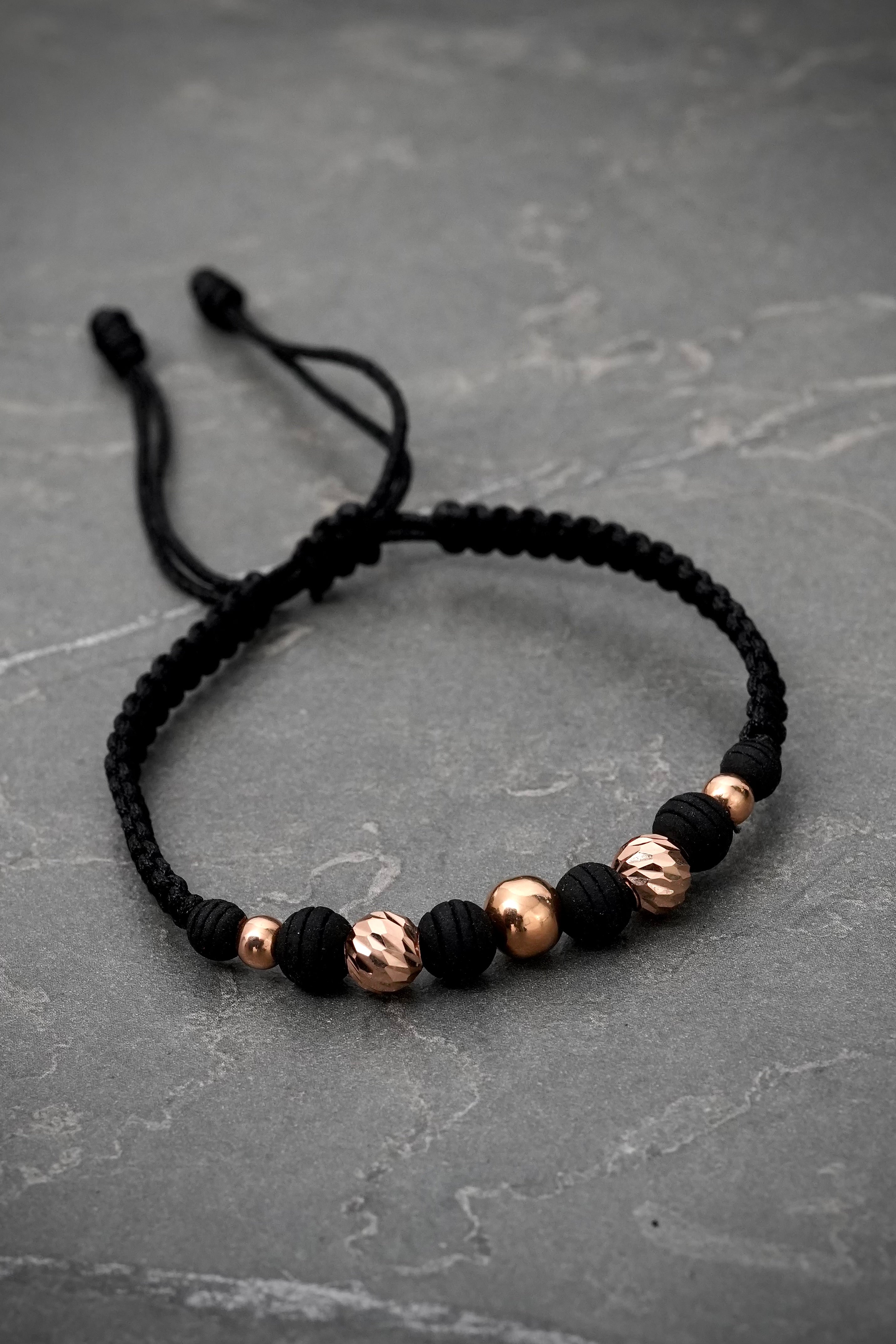 Pulsera en hilo negro con bolas diamantadas y lisas 0.75gr / Oro Rosado (Joya) M