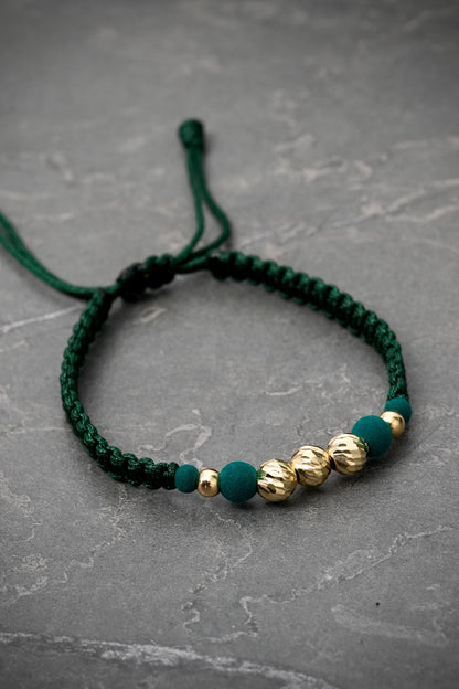Pulsera hilo verde con bolas diamantadas y lisas 0.75gr / Oro Amarillo (Joya) M