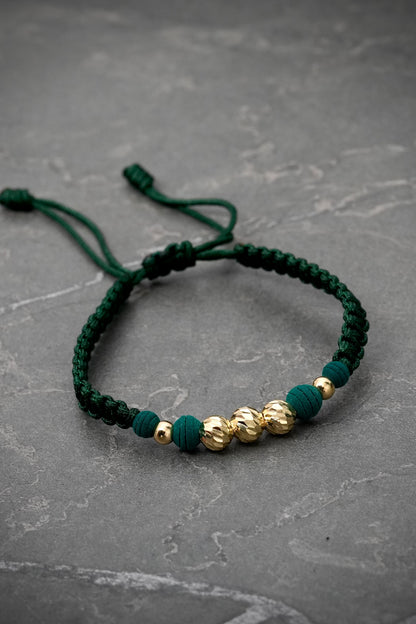 Pulsera en hilo verde bolas diamantadas y lisas 0.75gr — Oro Amarillo