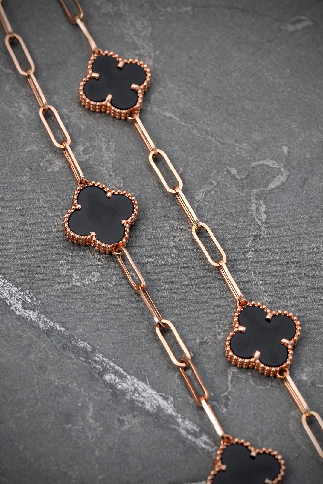 Cadena lucky clover piedra negra 15.3gr / Largo 50cm — Oro Rosado