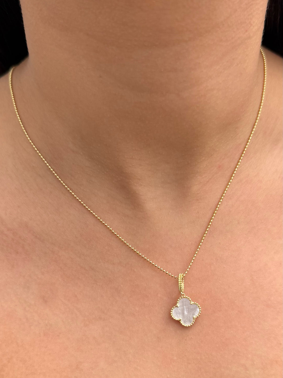 Dije Lucky Clover Piedra Blanca 1.85gr / 2.3cm / 13.8mm — Oro Amarillo