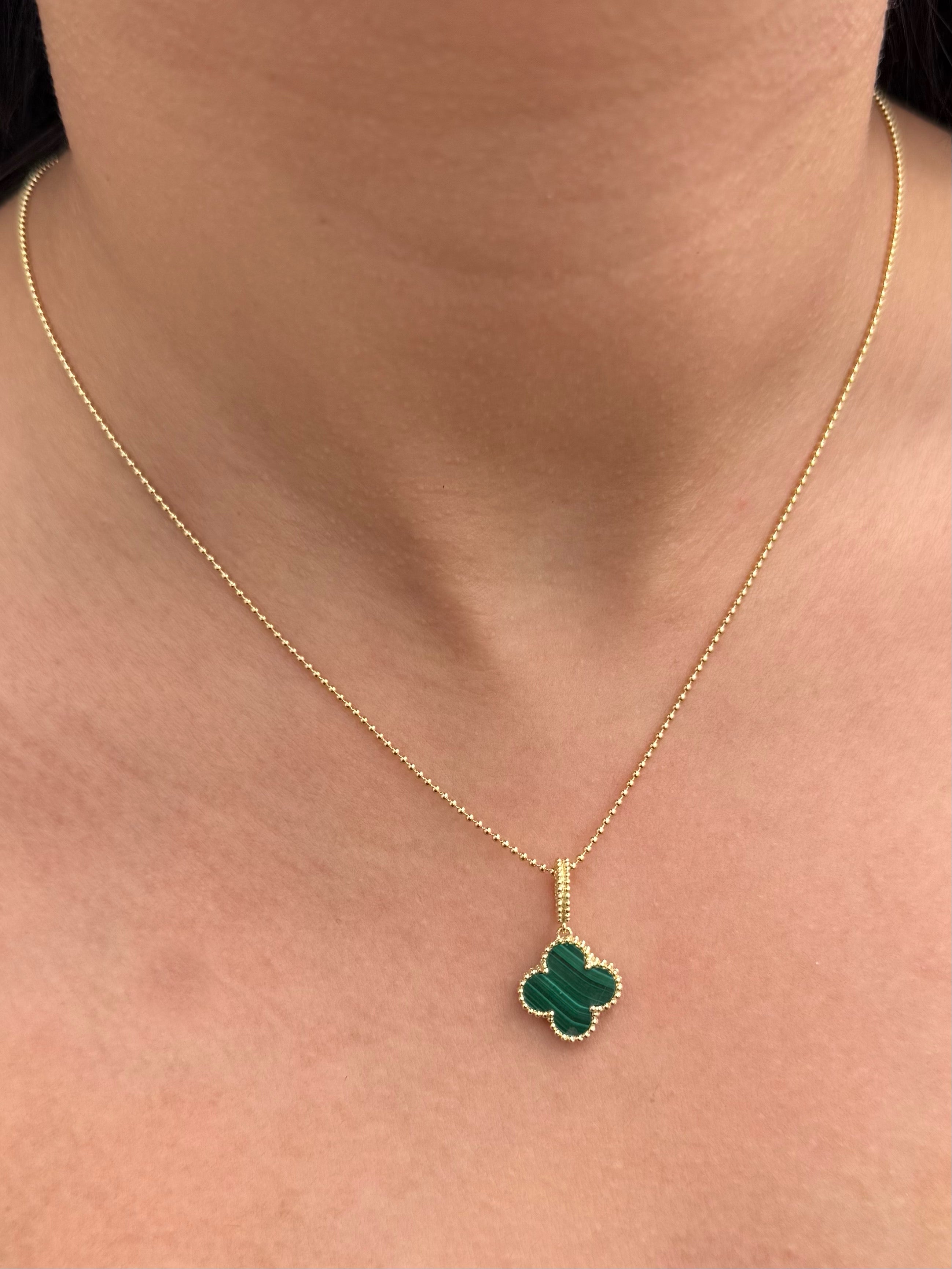 Dije Lucky Clover Piedra Verde 2.05gr / 2.3cm / 13.6mm — Oro Amarillo