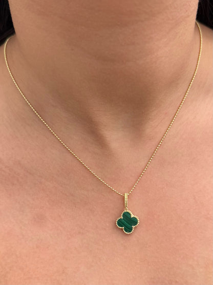 Dije Lucky Clover Piedra Verde 2.05gr / 2.3cm / 13.6mm — Oro Amarillo