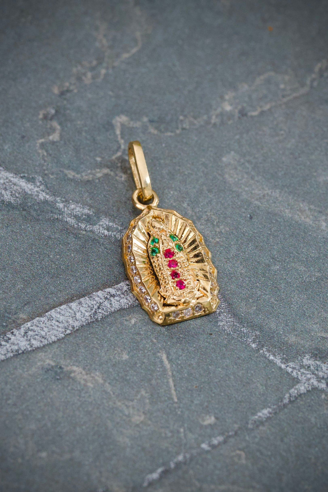 Dije Virgen de Guadalupe con Swarovski 1.25gr / 2.1cm / 9.6mm — Oro Amarillo