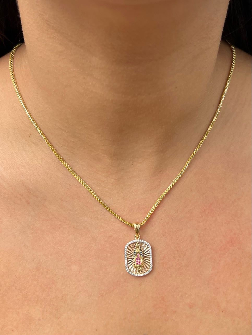 Dije virgen de guadalupe con swarovski multicolor 3.9gr / Largo 3.0cm — Dos Oros